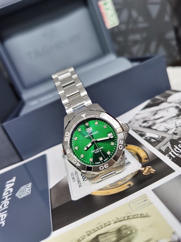 新款！！原单TAG Heuer(泰格豪雅)潜系列石英女表，32mm直径表壳，配316精钢表带，原单工艺精致奢华、镶钻款表壳闪耀夺目，搭配太阳纹表盘及七彩斑斓的天然珍珠表盘，蓝宝防炫玻璃，原装瑞士ETA石英机芯，支持拆机验货，零瑕疵做工接受全球专柜对比，一表一码配吊牌，全新全套出[色][色][色]