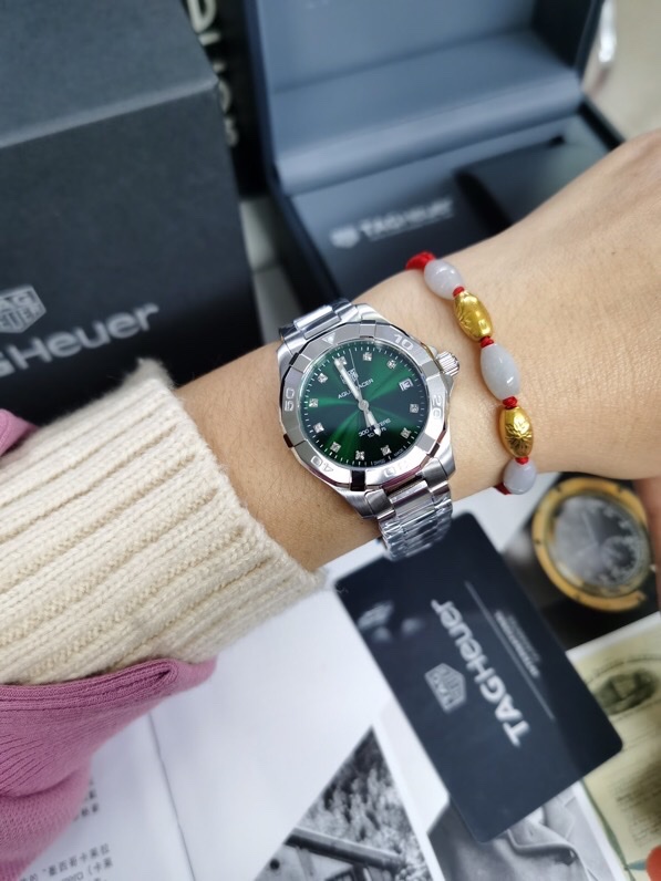 新款！！原单TAG Heuer(泰格豪雅)潜系列石英女表，32mm直径表壳，配316精钢表带，原单工艺精致奢华、镶钻款表壳闪耀夺目，搭配太阳纹表盘及七彩斑斓的天然珍珠表盘，蓝宝防炫玻璃，原装瑞士ETA石英机芯，支持拆机验货，零瑕疵做工接受全球专柜对比，一表一码配吊牌，全新全套出[色][色][色]