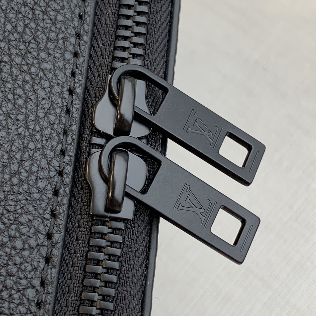 Louis Vuitton LV Alpha Wearable 斜挎包 M59161
