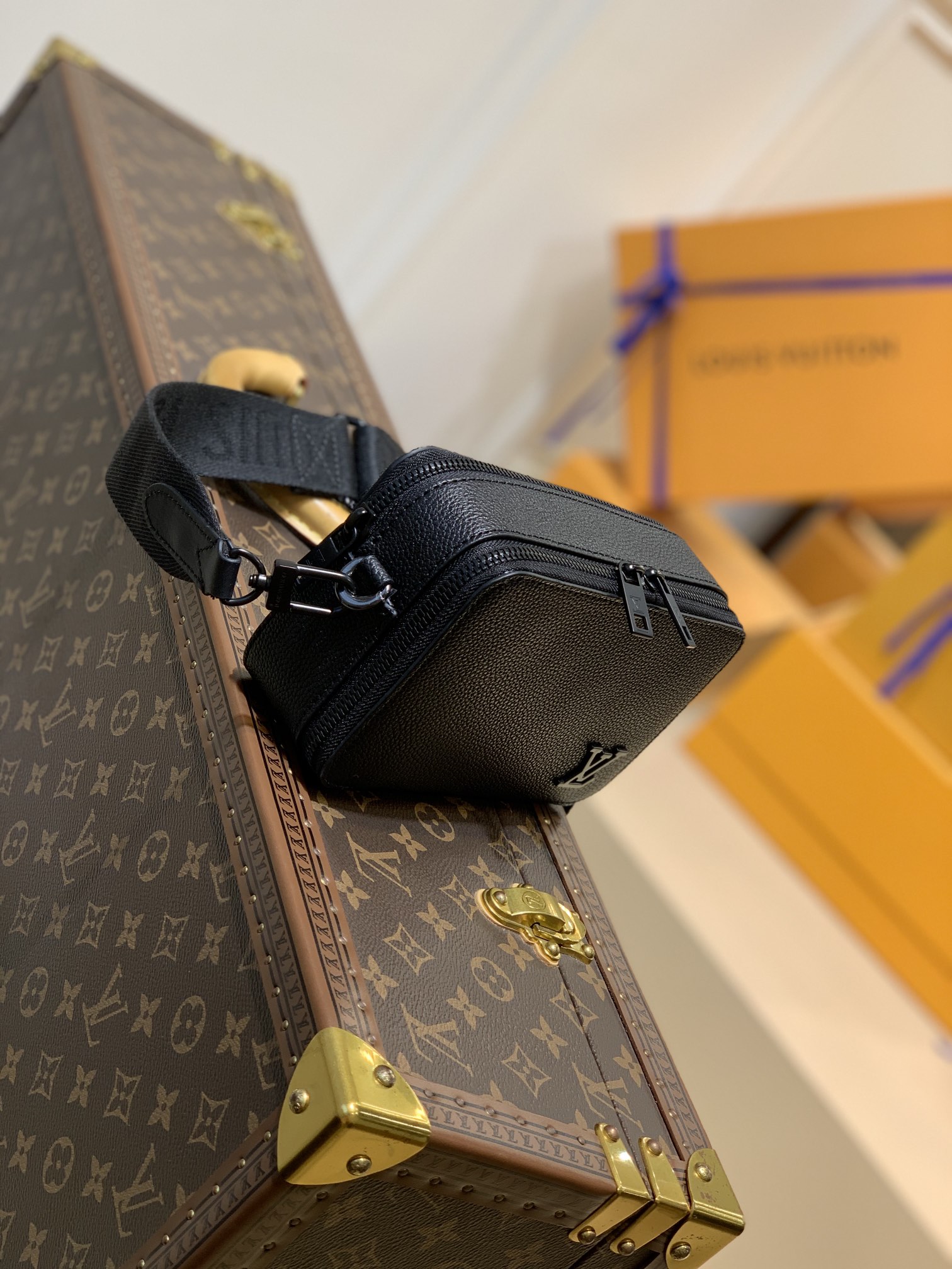Louis Vuitton LV Alpha Wearable 斜挎包 M59161