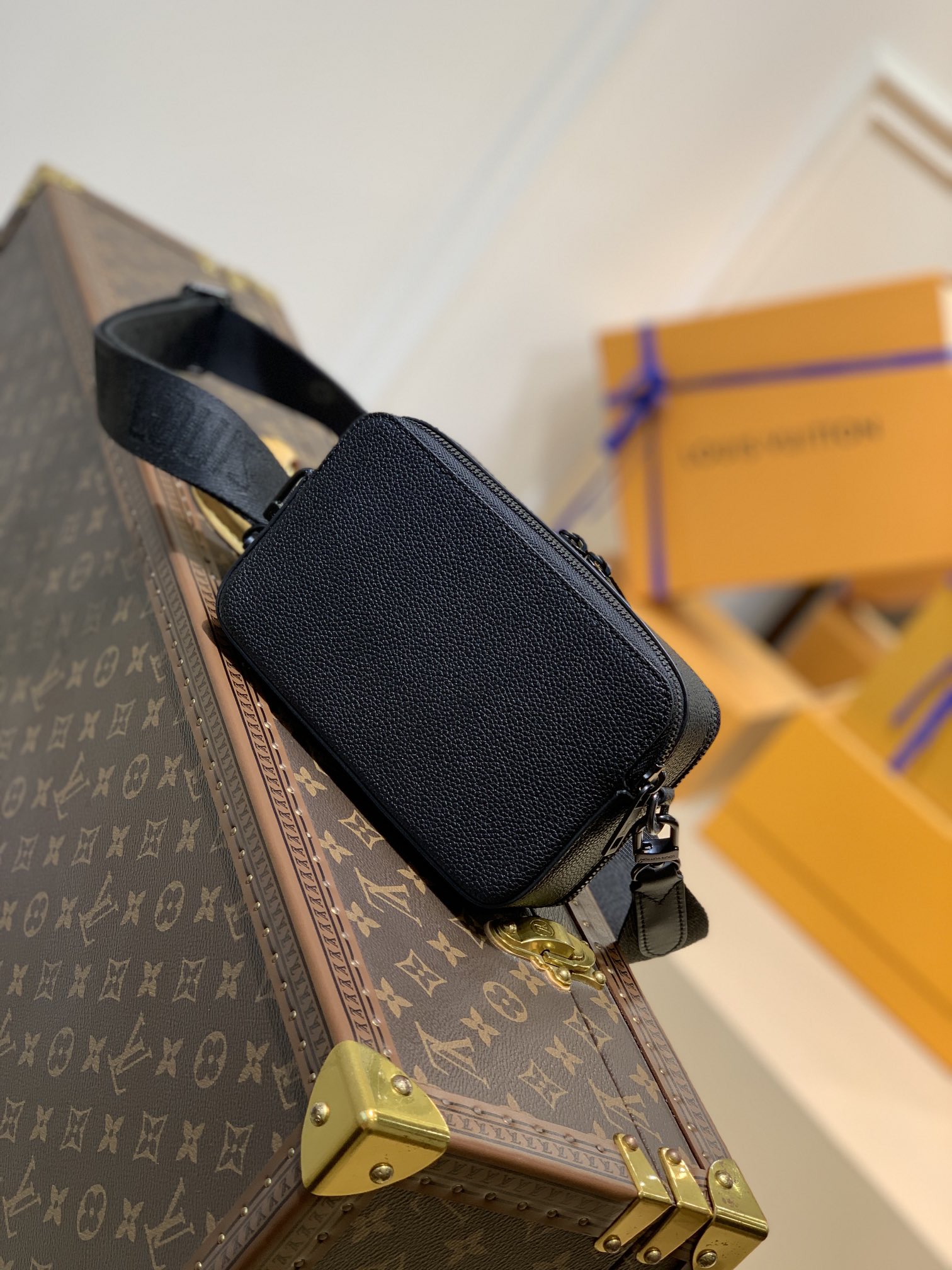 Louis Vuitton LV Alpha Wearable 斜挎包 M59161
