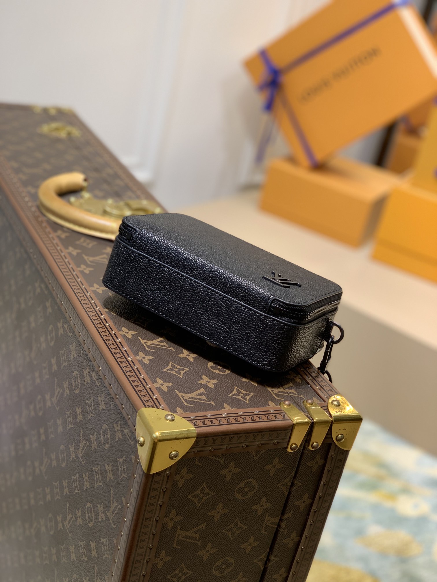 Louis Vuitton LV Alpha Wearable 斜挎包 M59161