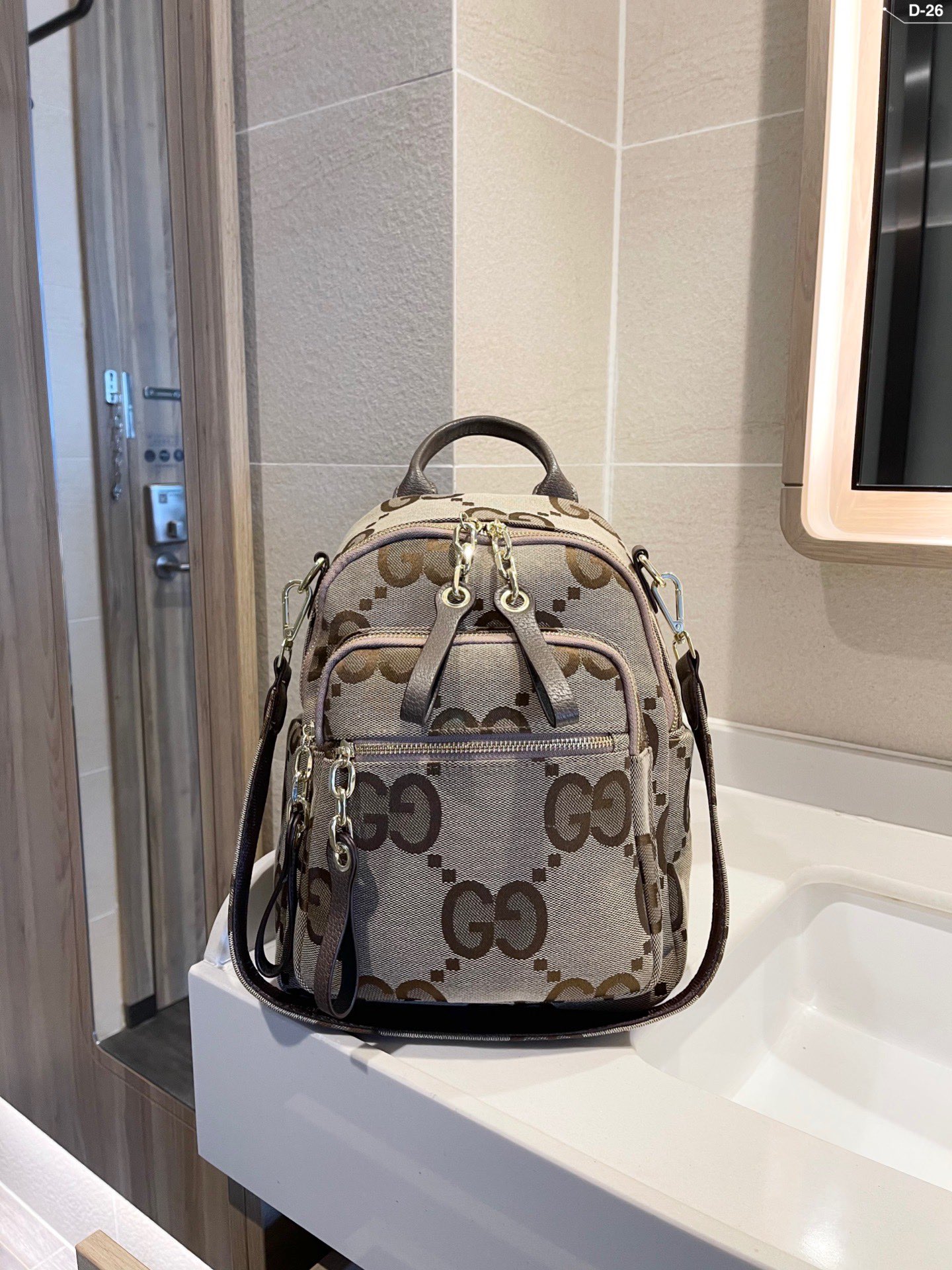 J5 爆款双肩出货 男女背都好看 作为一只合格的双肩包 一定要好看 舒适 耐造 背包比较大 远途旅行带它准没错 也是学生党的最佳选择 超级实用 再适合不过小哥哥们和高挑的小姐姐啦 尺寸25.15.30