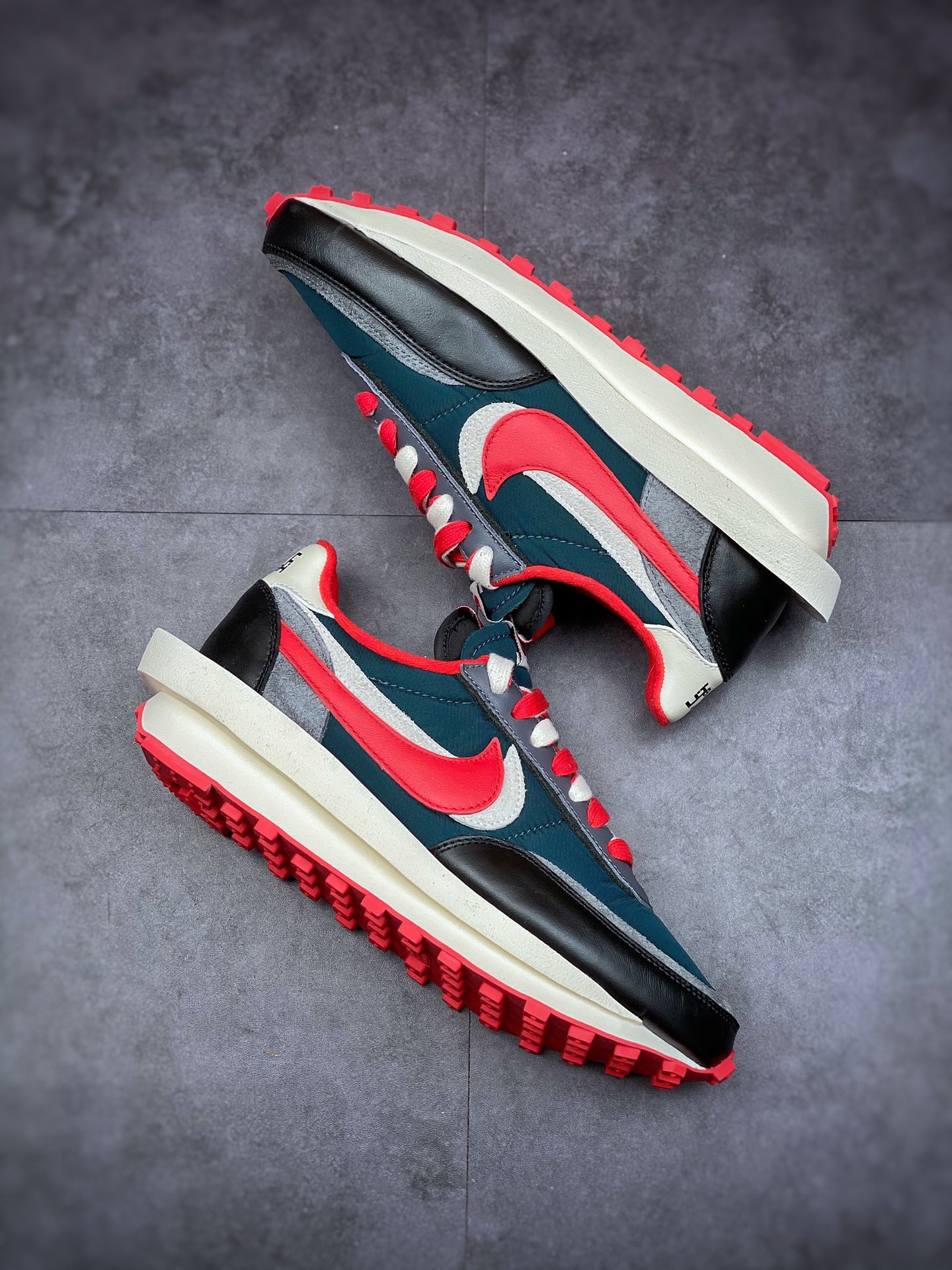 300 Sacai x NIKE LVD Waffle x Undercover 联名解构走秀款 DJ4877-300