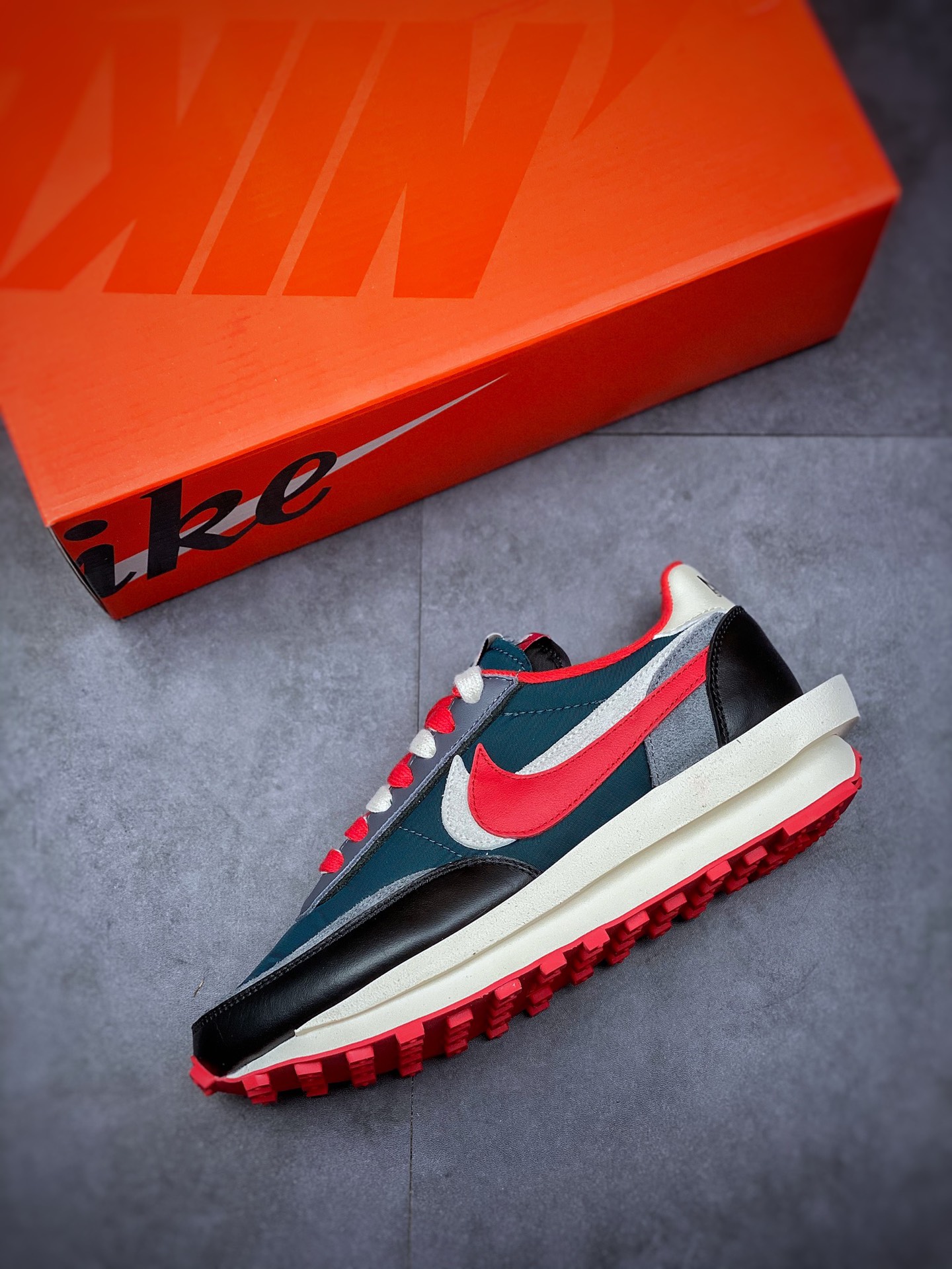 300 Sacai x NIKE LVD Waffle x Undercover 联名解构走秀款 DJ4877-300