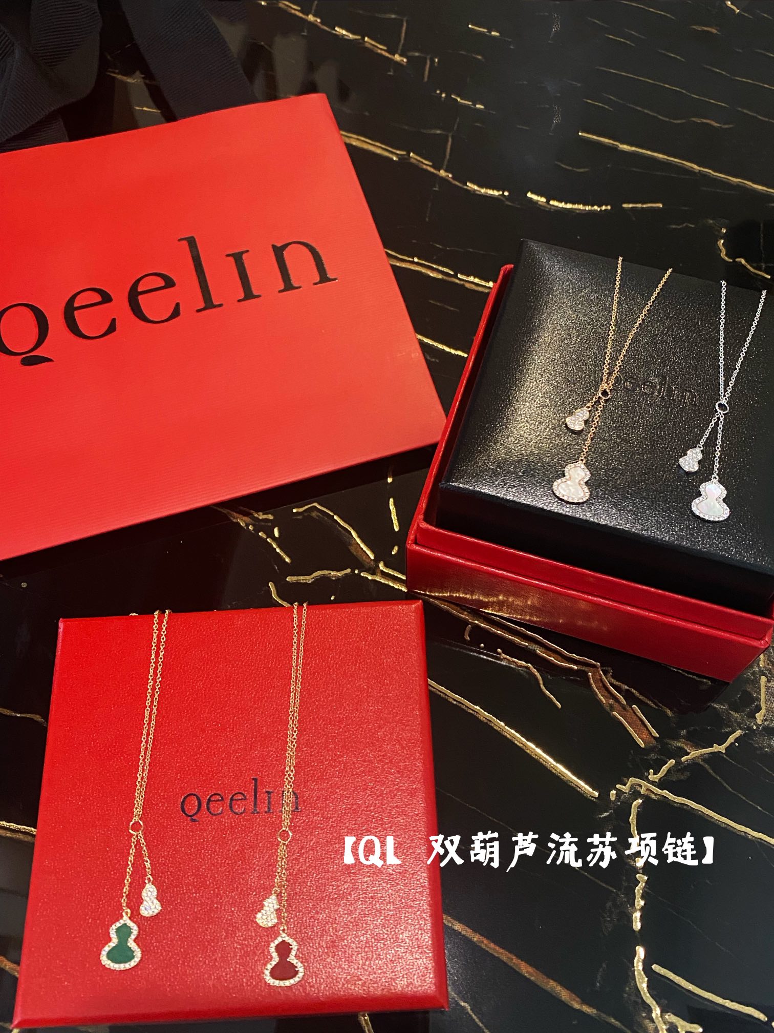 NO:632130,New double gourd necklace, transit jewelry, gourds symbolize positive energy in traditional Chinese culture, attracting wealth and bringing good luck!  Wearing a gourd means bringing good luck to yourself and your family. The combination of chalcedony and diamonds is sparkling and exquisite!  Made of jewelry-grade chalcedony, one-to-one matching trailer stone, seamless to the naked eye, no stone will fall off when set by hand ~ steel stamped words are all printed. Size 38-41cm, tassel 3.5cm 88260, necklace, Cartier high-end jewelry19860909新款双葫芦项链,转运珠宝,葫芦在中国传统文化中象征正能量,吸财纳福哦！佩戴葫芦寓意给自己和家人带来好运～玉髓和钻石的结合,闪耀精致！采用珠宝级别玉髓,一对一配拖车石,肉眼无缝,手镶不掉石～钢印字印齐 规格38-41cm,流苏3.5cm 88260,,necklace,卡迪亚高端饰品,Jewelry