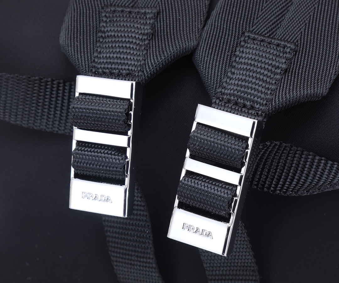 Prada 新款双肩背包 2VZ068彩色字母 采用进口降落伞布料＋独特拼色字母 五金
