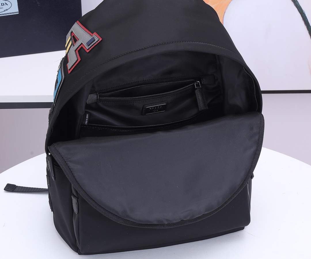 Prada 新款双肩背包 2VZ068彩色字母 采用进口降落伞布料＋独特拼色字母 五金