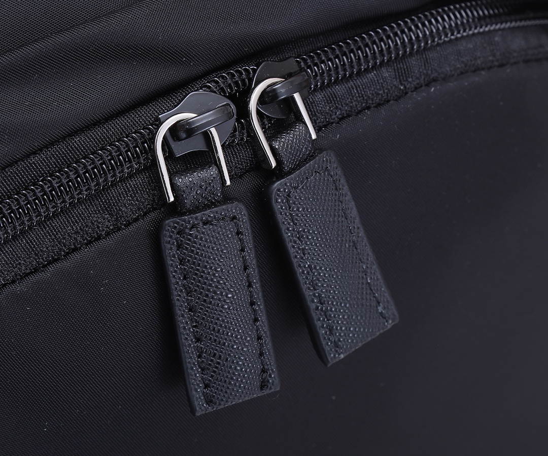 Prada 新款双肩背包 2VZ068彩色字母 采用进口降落伞布料＋独特拼色字母 五金