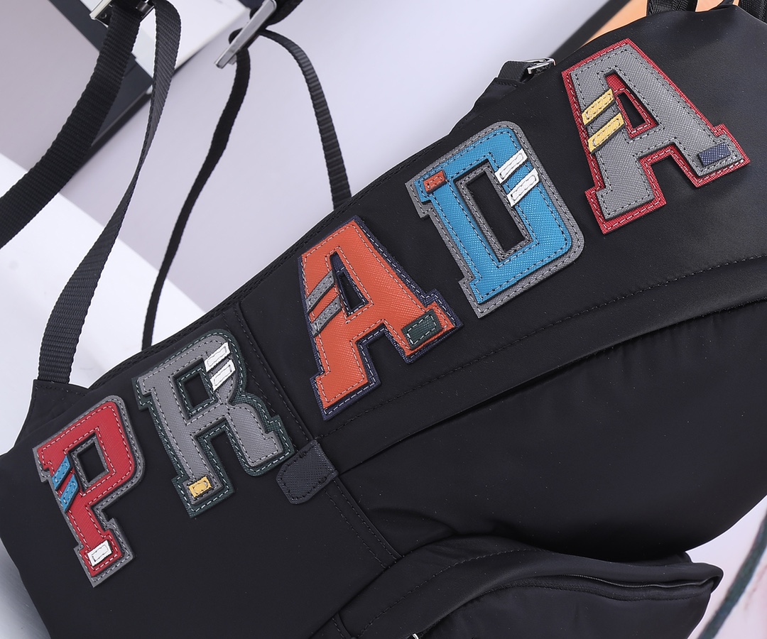 Prada 新款双肩背包 2VZ068彩色字母 采用进口降落伞布料＋独特拼色字母 五金