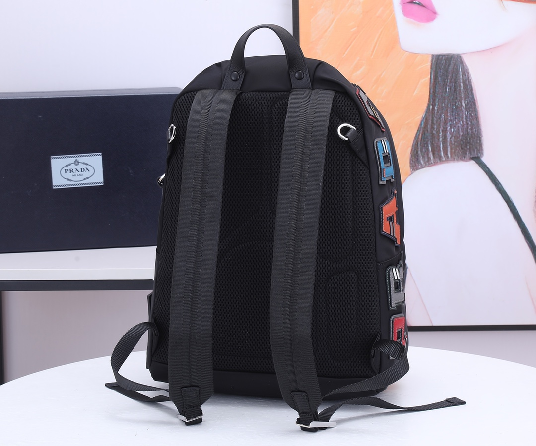 Prada 新款双肩背包 2VZ068彩色字母 采用进口降落伞布料＋独特拼色字母 五金