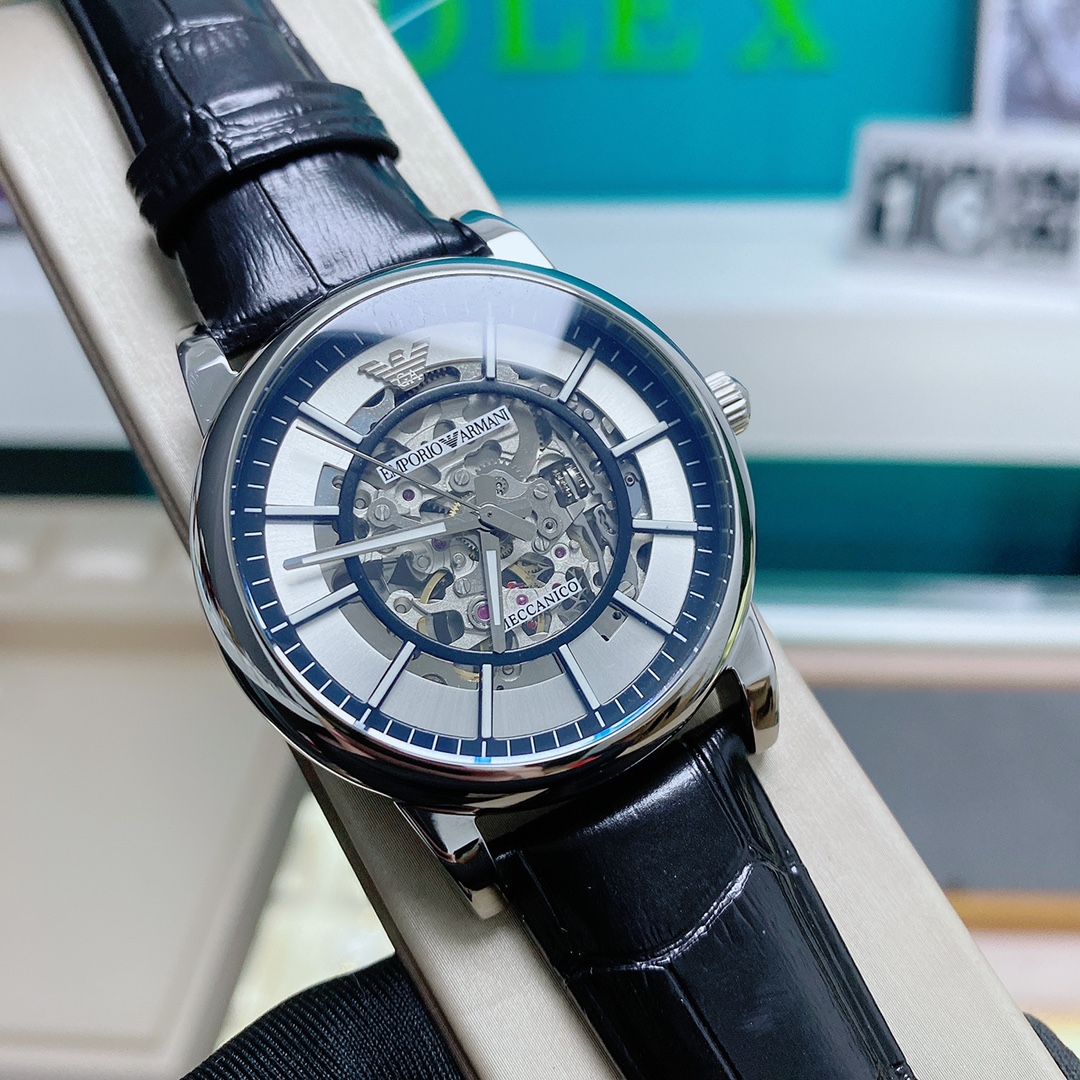 L0  2021推出新品 阿玛尼 Armani 机械专柜同步DFS厂、经典名作焕然一新 荣誉回归优雅纤薄的外表搭配简约大方的设计，抓住每一个细节，完美诠释原装优字面刻度和指针全部继承原厂工艺，先精磨抛亮，再做镀铑处理，确保光泽永驻，气质惊人神作细节盘中的LOGO弧度到位，边沿处倒角自然。看似小巧玲珑，不值一提，实则工艺繁琐，蕴含乾坤创新之举采用超级稳定的专柜同款机芯、也是市场唯一同专柜细节同步、真正实现零返修。型号：AR1981表壳：316L精钢表镜：强化矿物质玻璃表带：进口牛皮表扣：针扣尺寸：43*11mm西铁城8N24镂空动感表盘突出层次感 时尚黑白配 简洁沉稳尽显现代风的男士腕表市场独一品质、请认准DFS细节给您带来不一样的品质、高端版本腕表，欢迎转图大卖 DFS精品不断