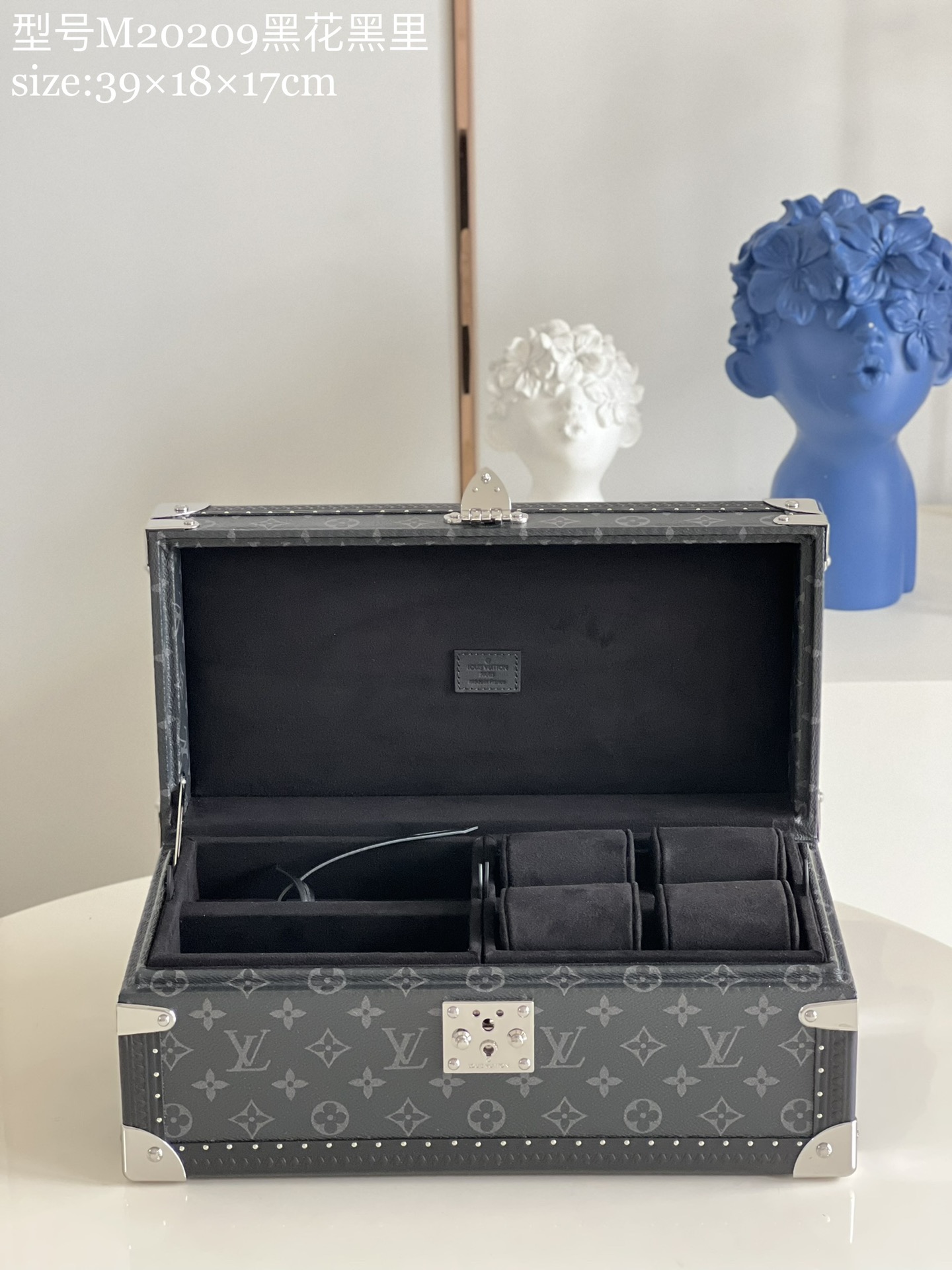 NO:270063,[Black Flower and Black Li Multi-function Storage Box] MCoffret Accessoires hard box uses Monogram canvas to continue the design essence of the classic Coffret 8 Montres hard box, making watches, cufflinks and other Louis Vuitton accessories easy to accompany. The storage compartment can store sunglasses, cufflinks, watches and other accessories Detailed features 39x 18 x 17 cm, off white, louis vuitton19860909【黑花黑里 多功能收纳盒】MCoffret Accessoires 硬箱以 Monogram 帆布延续经典 Coffret 8 Montres 硬箱的设计精髓,令腕表、袖扣等路易威登配饰轻松随行.可储物隔层可收纳太阳眼镜、袖扣、腕表等配饰 详细特征39x 18 x 17厘米,,off white,louis vuitton,luggage