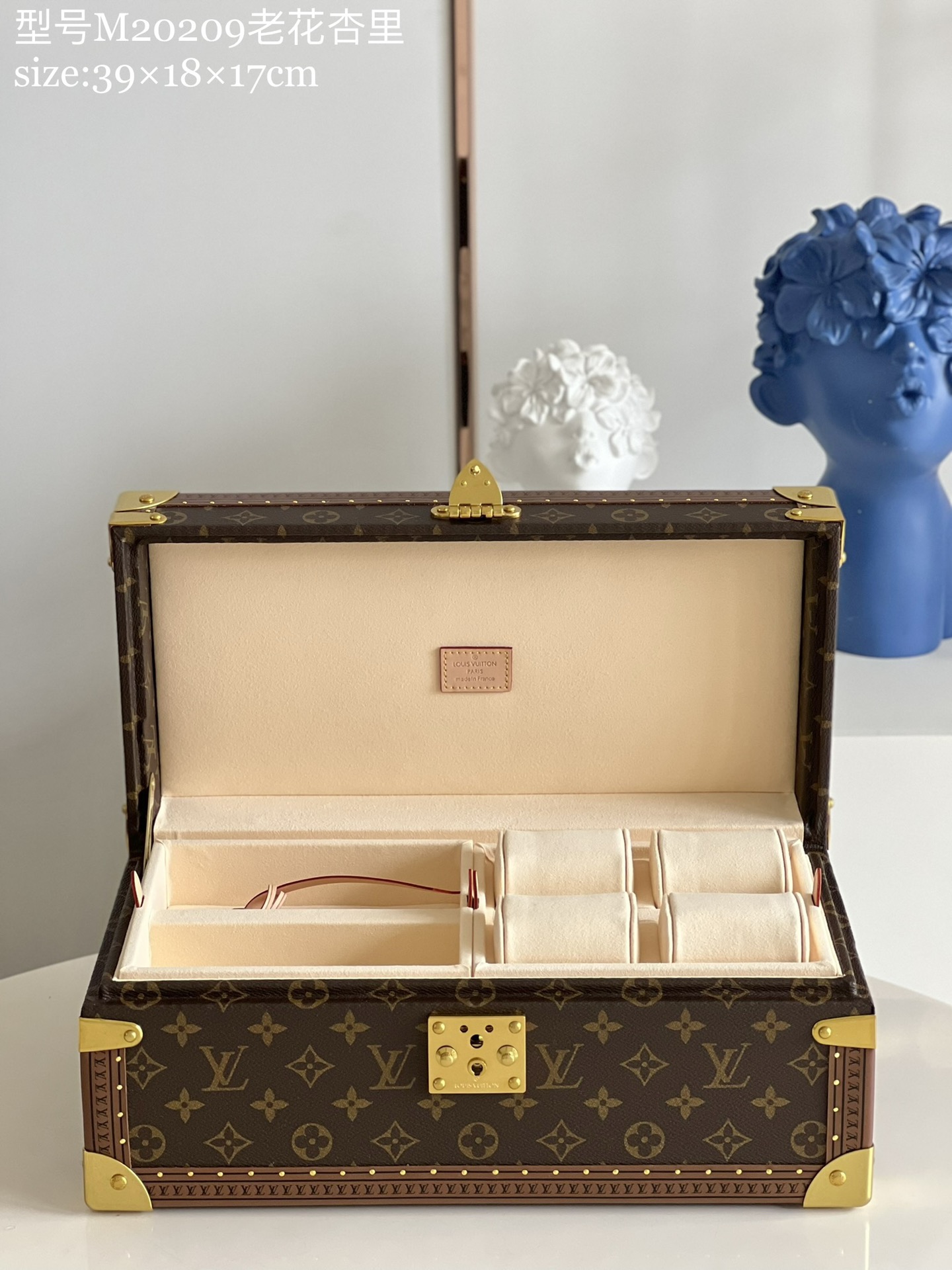 NO:270046,[Old Flower Apricot Multi-function Storage Box] MCoffret Accessoires hard box uses Monogram canvas to continue the design essence of the classic Coffret 8 Montres hard box, making watches, cufflinks and other Louis Vuitton accessories easy to accompany. The storage compartment can store sunglasses, cufflinks, watches and other accessories Detailed features 39x 18 x 17 cm, off white, louis vuitton19860909【老花杏里 多功能收纳盒】MCoffret Accessoires 硬箱以 Monogram 帆布延续经典 Coffret 8 Montres 硬箱的设计精髓,令腕表、袖扣等路易威登配饰轻松随行.可储物隔层可收纳太阳眼镜、袖扣、腕表等配饰 详细特征39x 18 x 17厘米,,off white,louis vuitton,luggage
