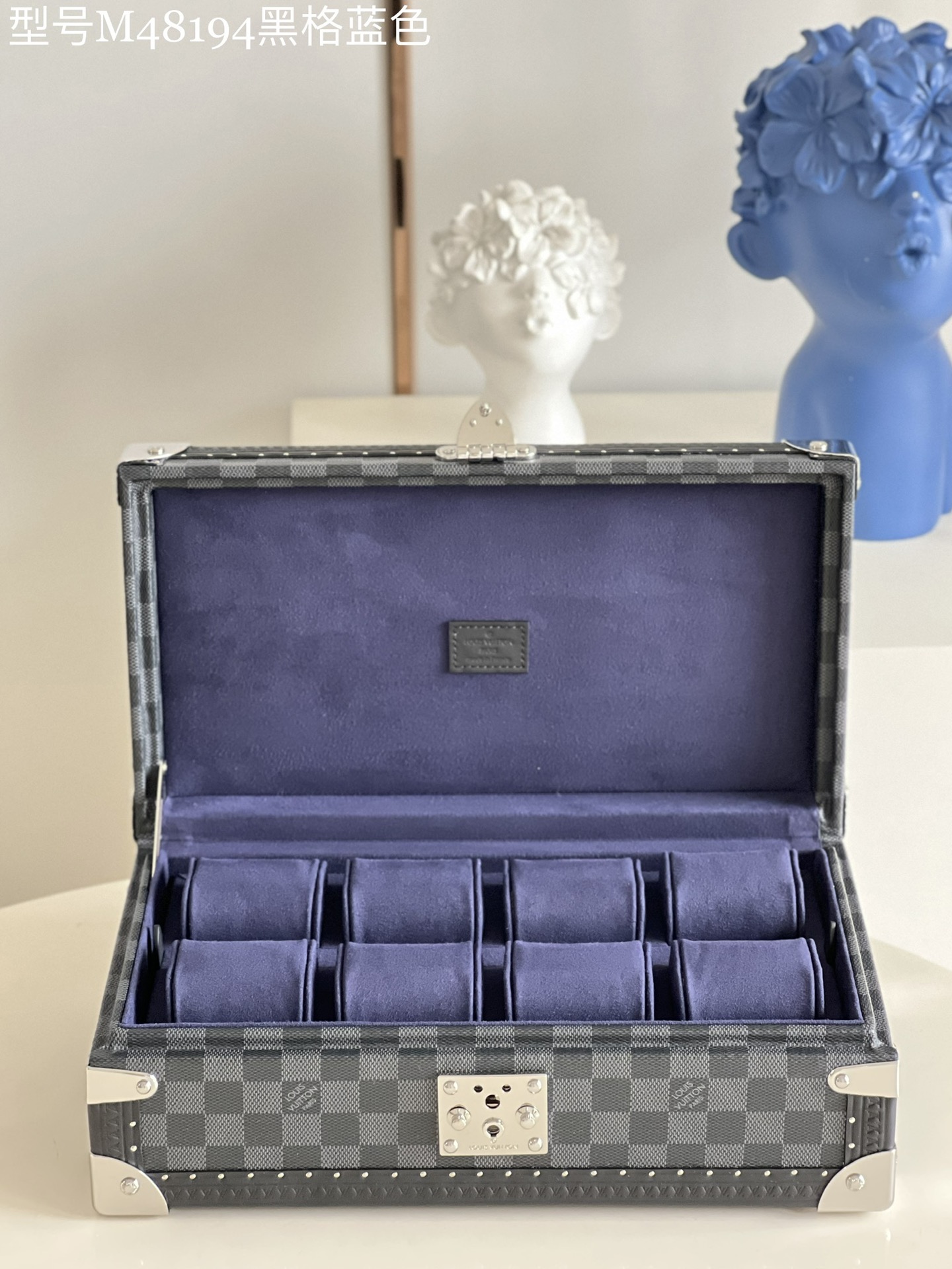 NO:270055,【Black Blue】This 8-piece watch box is made of classic Monogram canvas. It can be easily stored from the safe to suitcase and comes with a removable tray to hide valuables. size: 34x13x18cm,19860909【黑格蓝色】这款8表装手表盒以经典的Monogram帆布制成.它可便利地从保险箱存放到手提箱中,并配有一个可拆卸盘用于隐藏贵重物品. size:34x13x18cm,,luggage