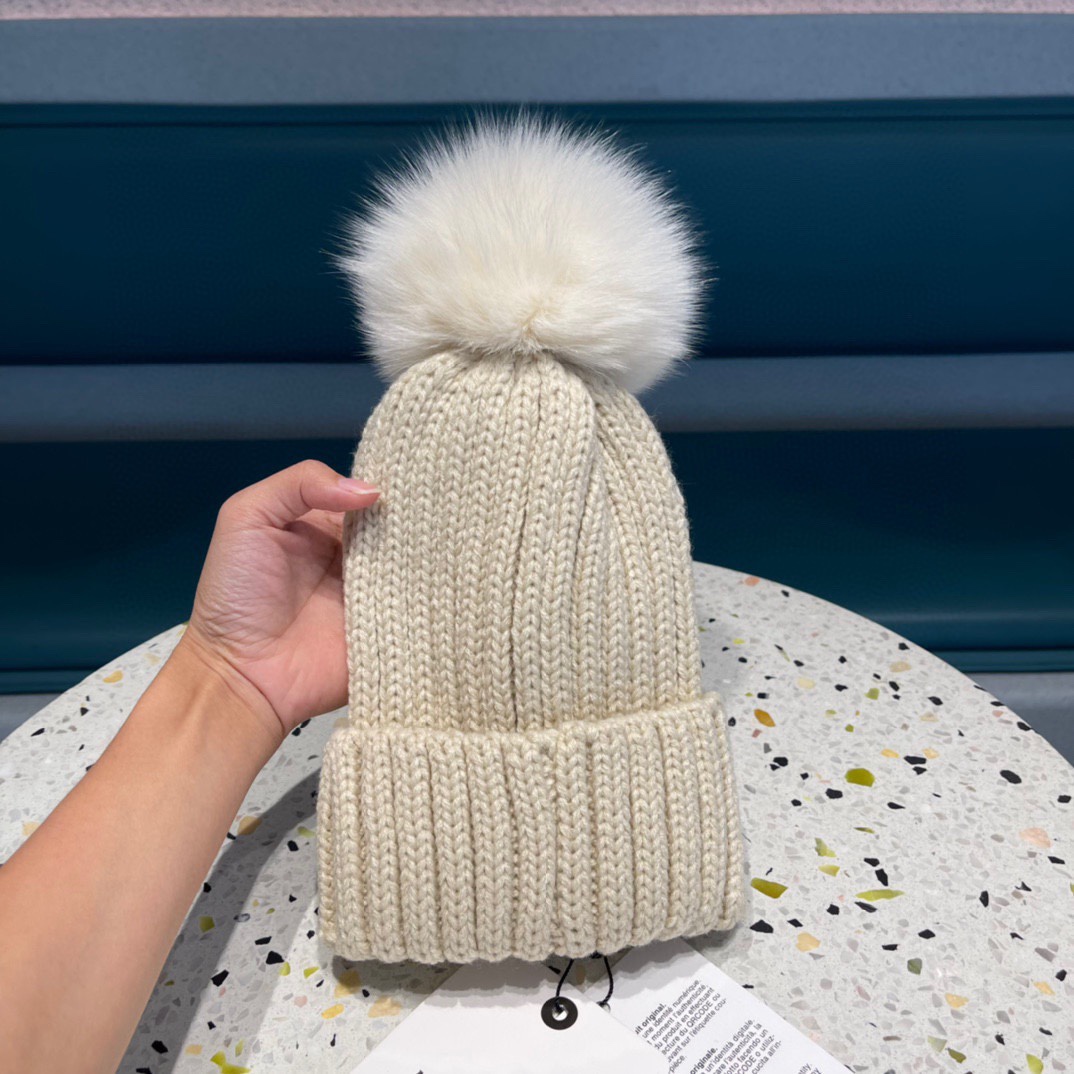 MONCLER蒙口🎩百分百羊毛针织毛线帽，狐狸毛球可拆卸，可隨意搭配，好品质高端大气，超柔软！超火爆💖质