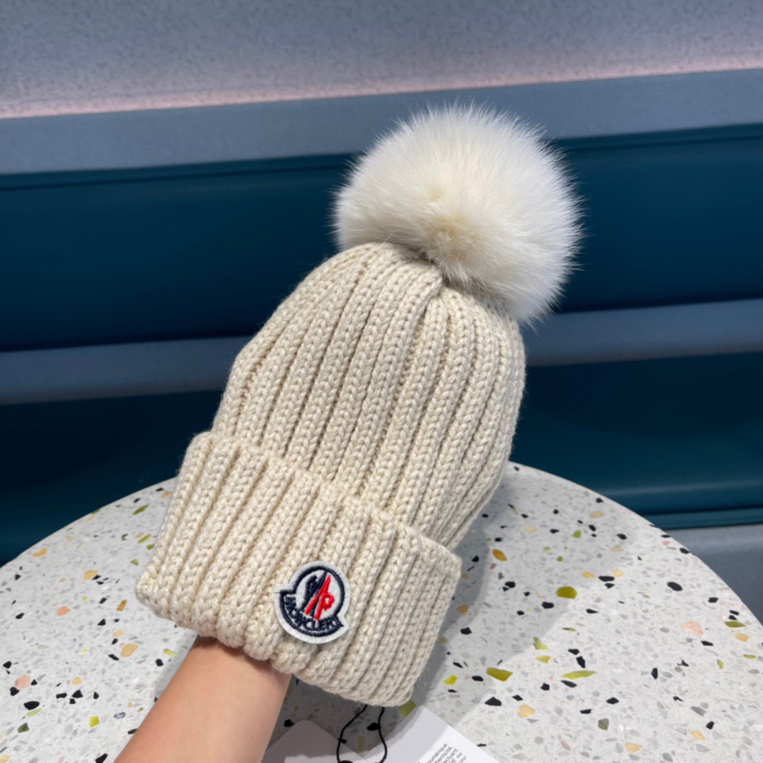 MONCLER蒙口🎩百分百羊毛针织毛线帽，狐狸毛球可拆卸，可隨意搭配，好品质高端大气，超柔软！超火爆💖质