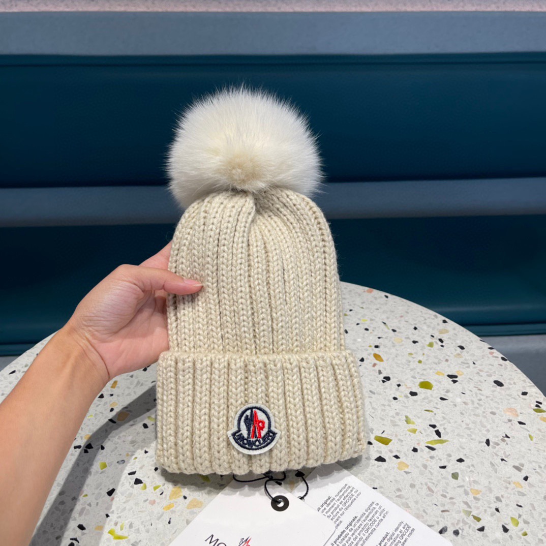 MONCLER蒙口🎩百分百羊毛针织毛线帽，狐狸毛球可拆卸，可隨意搭配，好品质高端大气，超柔软！超火爆💖质