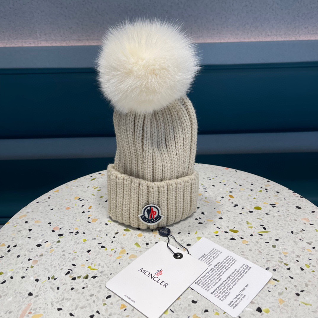 MONCLER蒙口🎩百分百羊毛针织毛线帽，狐狸毛球可拆卸，可隨意搭配，好品质高端大气，超柔软！超火爆💖质