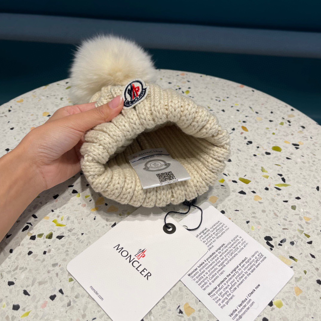 MONCLER蒙口🎩百分百羊毛针织毛线帽，狐狸毛球可拆卸，可隨意搭配，好品质高端大气，超柔软！超火爆💖质