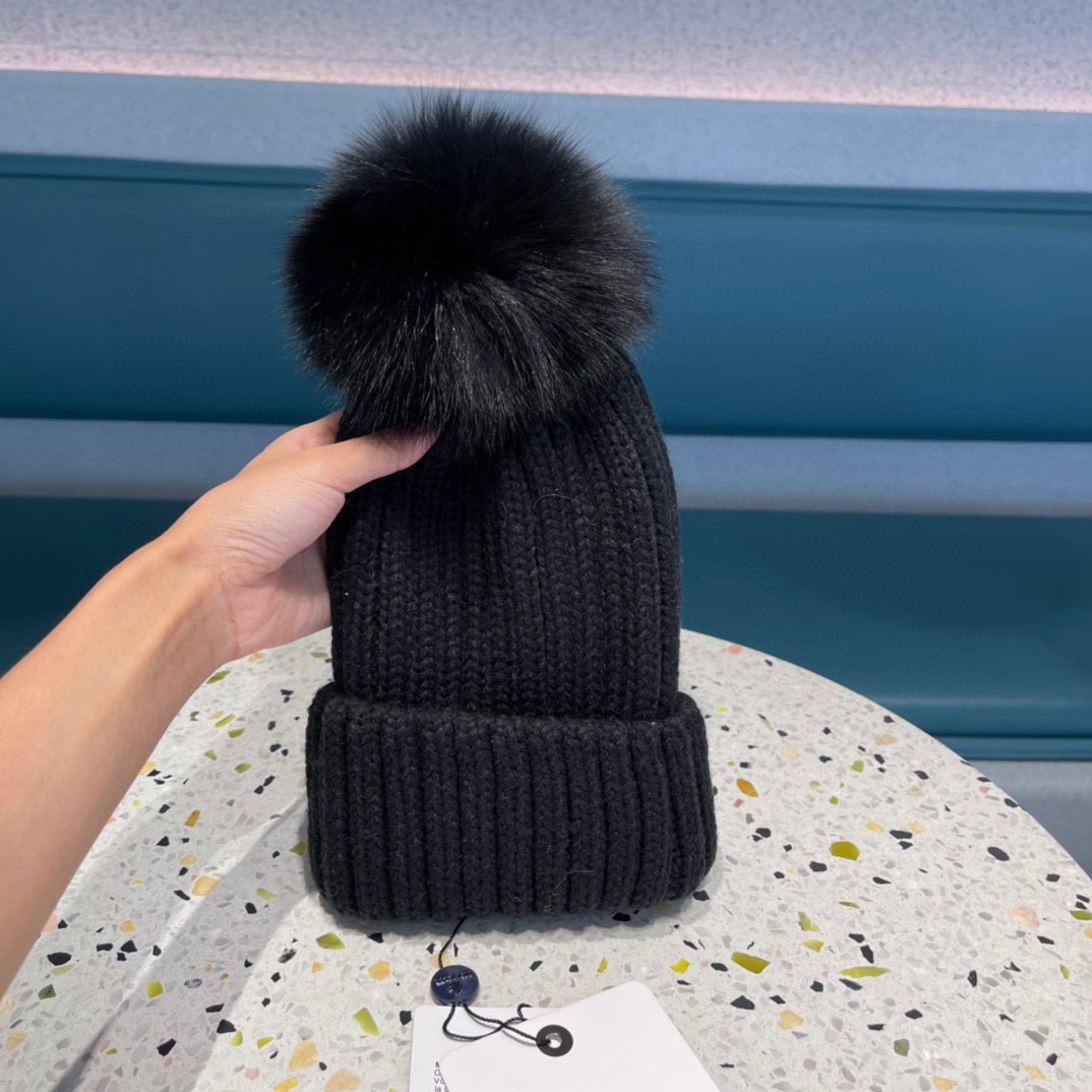 MONCLER蒙口🎩百分百羊毛针织毛线帽，狐狸毛球可拆卸，可隨意搭配，好品质高端大气，超柔软！超火爆💖质