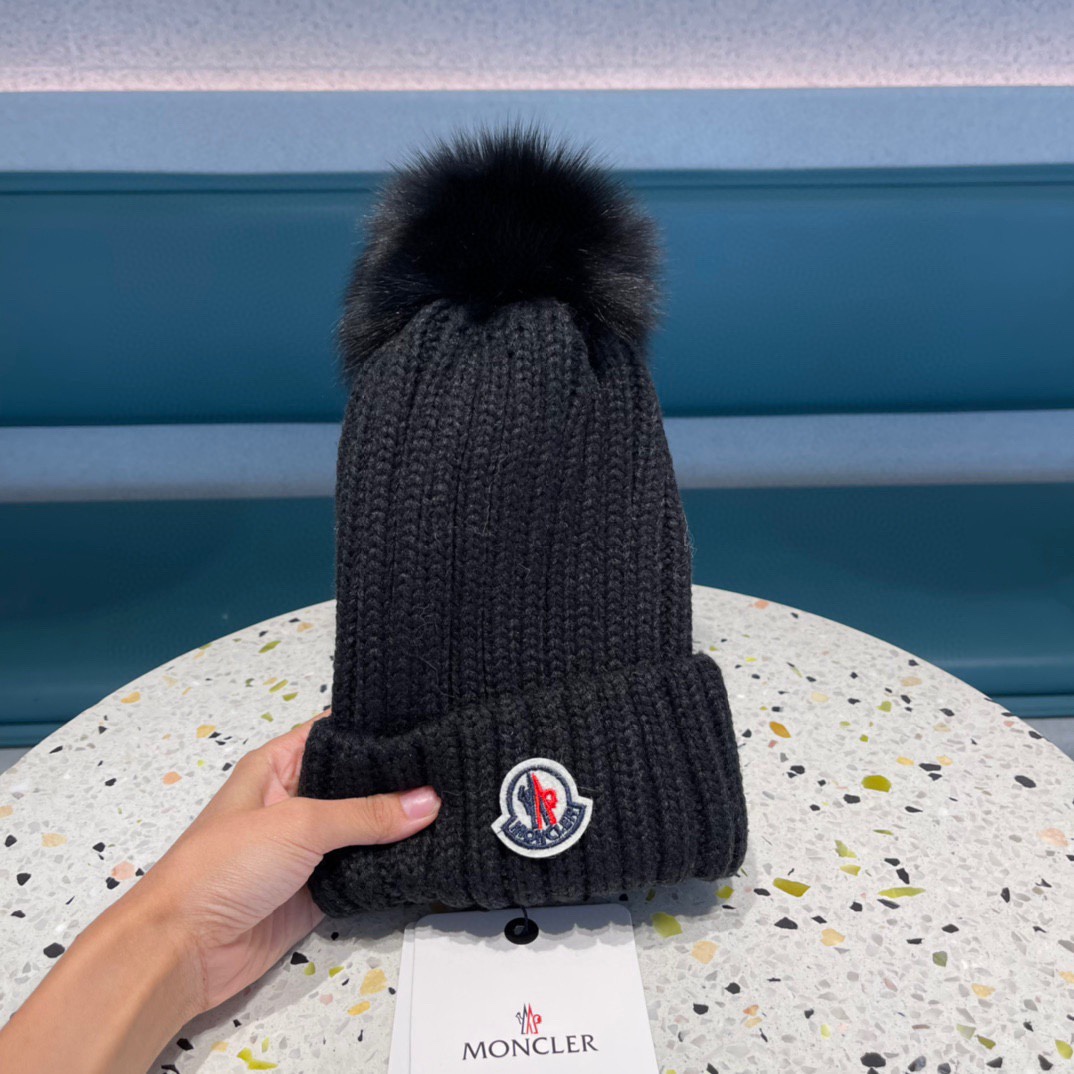 MONCLER蒙口🎩百分百羊毛针织毛线帽，狐狸毛球可拆卸，可隨意搭配，好品质高端大气，超柔软！超火爆💖质