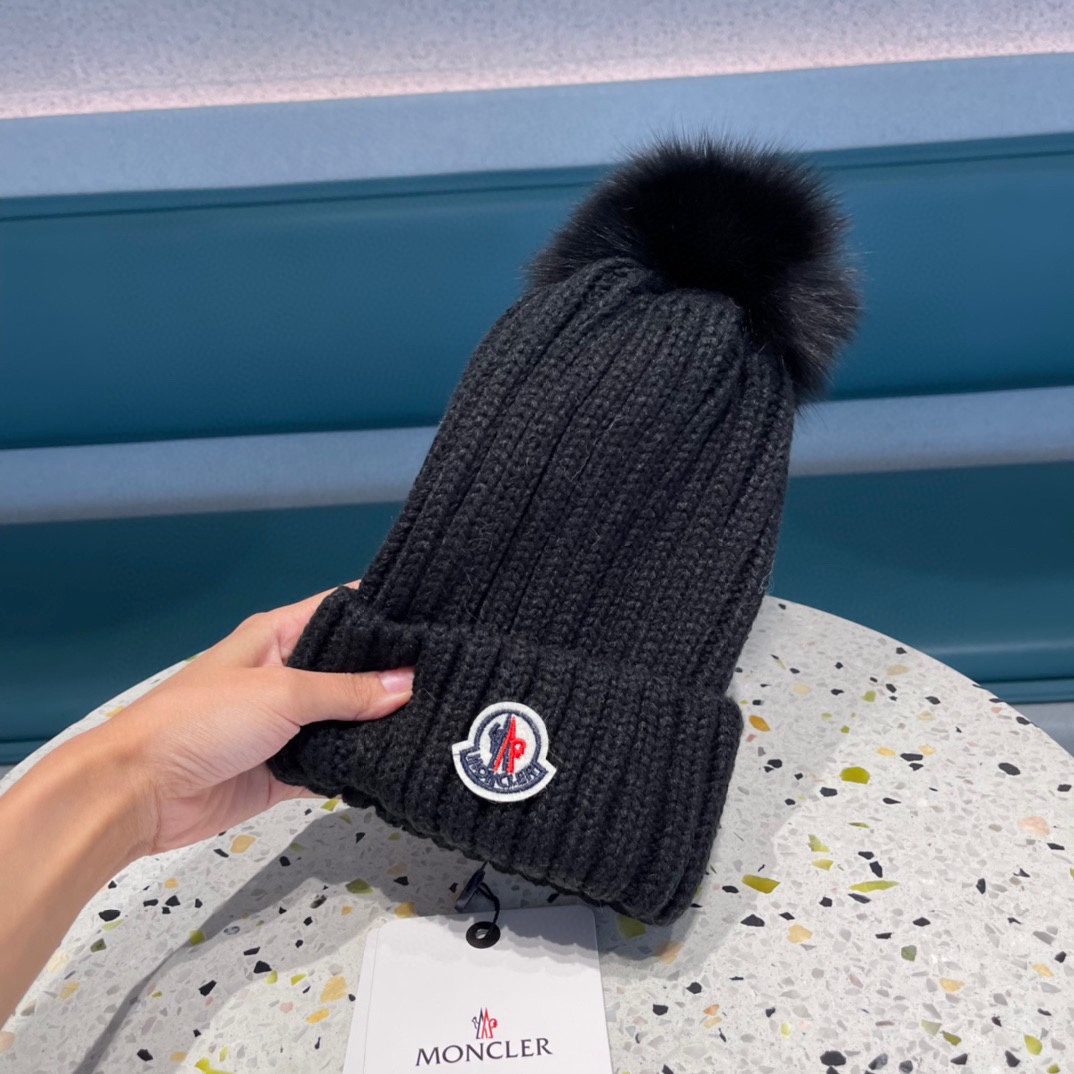 MONCLER蒙口🎩百分百羊毛针织毛线帽，狐狸毛球可拆卸，可隨意搭配，好品质高端大气，超柔软！超火爆💖质