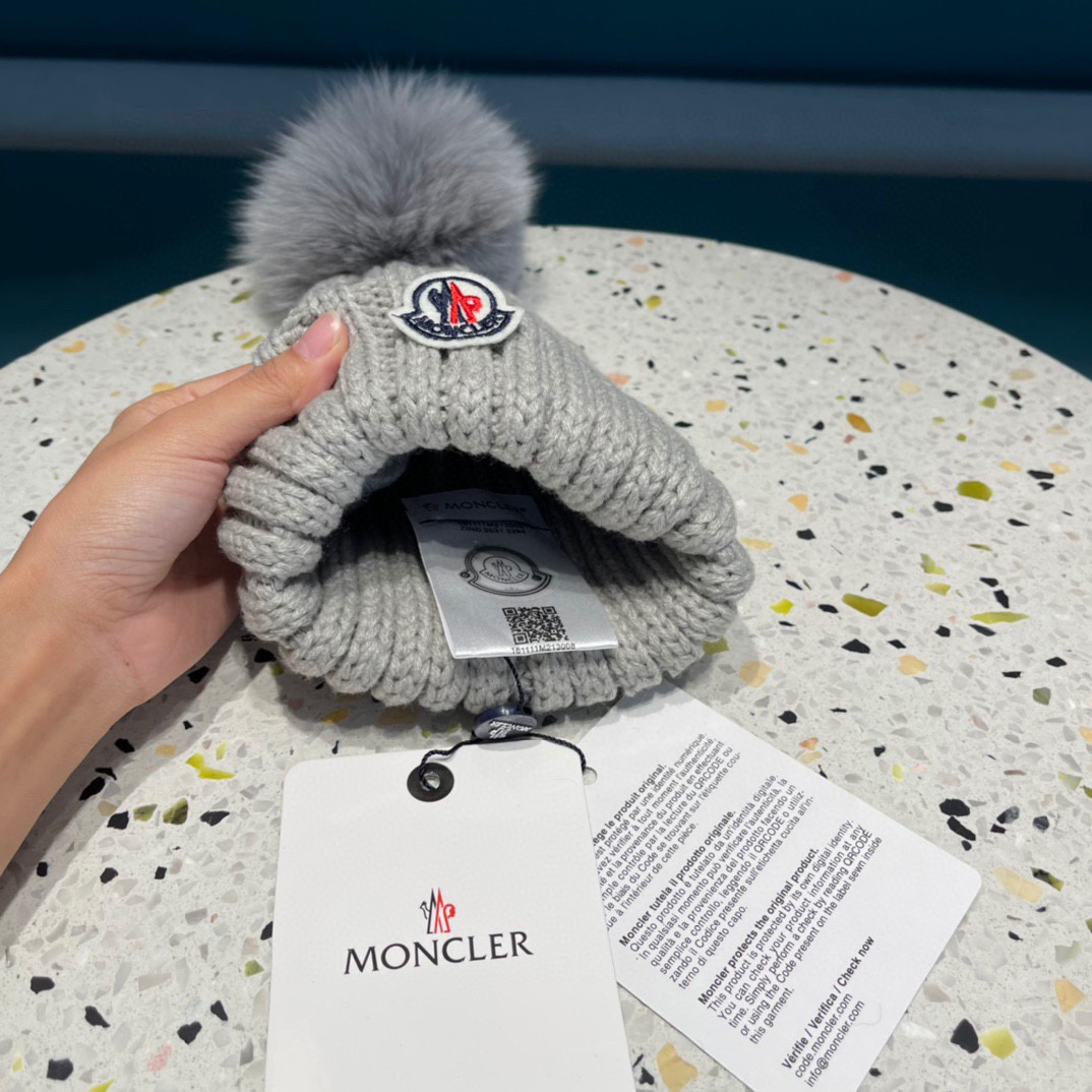 MONCLER蒙口🎩百分百羊毛针织毛线帽，狐狸毛球可拆卸，可隨意搭配，好品质高端大气，超柔软！超火爆💖质