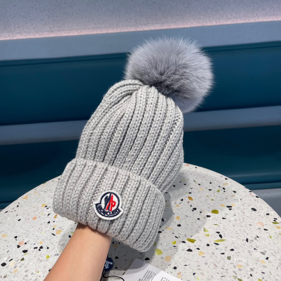 MONCLER蒙口🎩百分百羊毛针织毛线帽，狐狸毛球可拆卸，可隨意搭配，好品质高端大气，超柔软！超火爆💖质