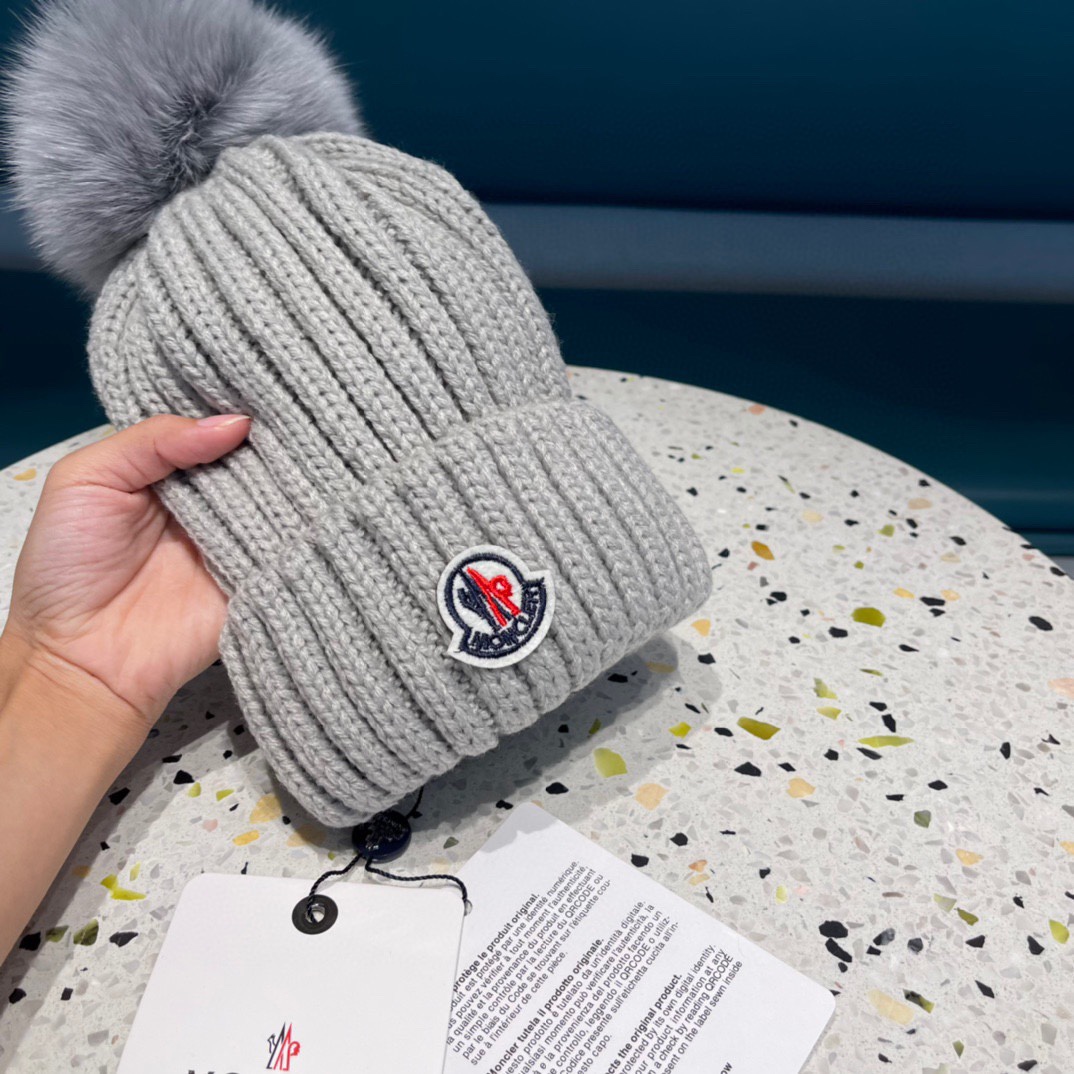 MONCLER蒙口🎩百分百羊毛针织毛线帽，狐狸毛球可拆卸，可隨意搭配，好品质高端大气，超柔软！超火爆💖质