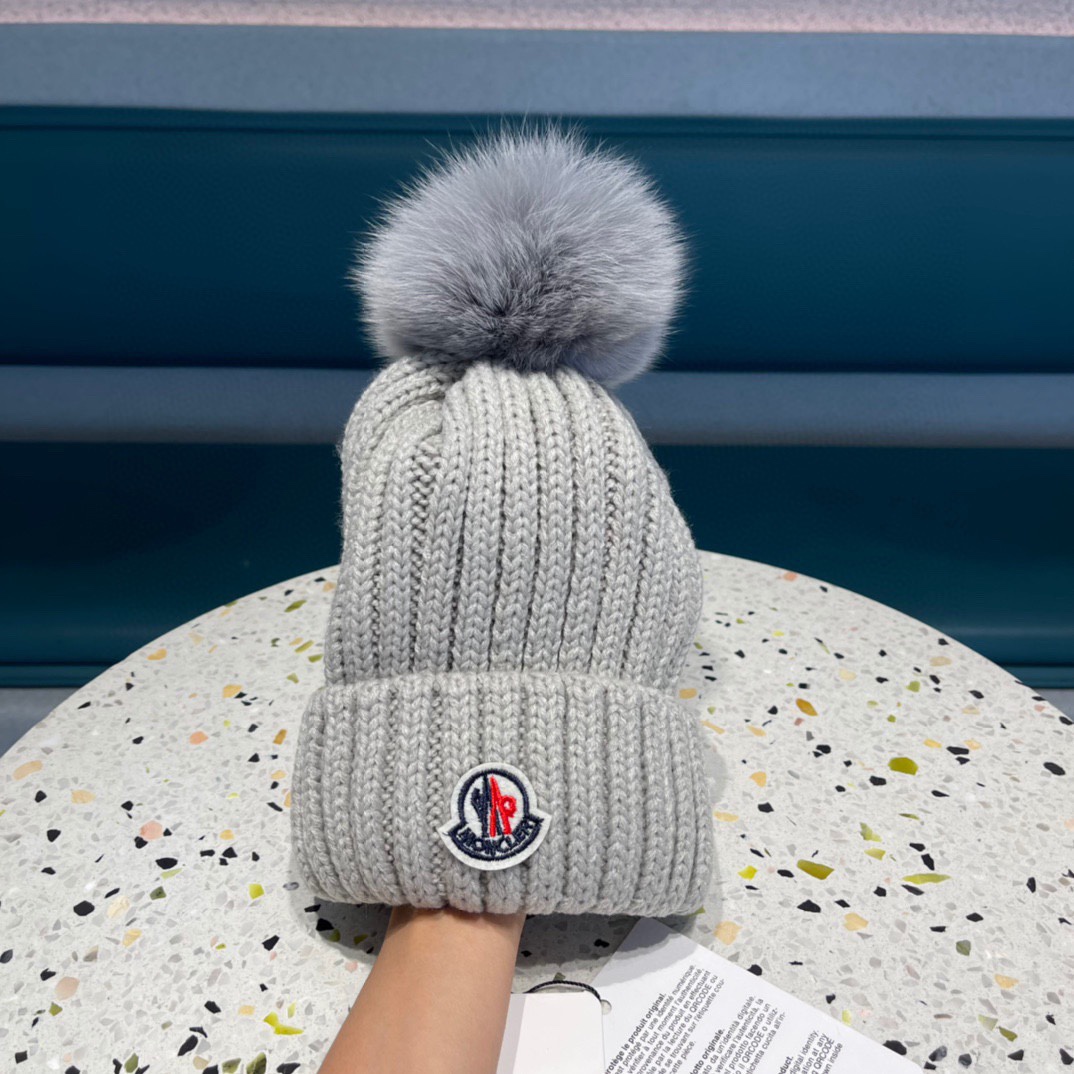 MONCLER蒙口🎩百分百羊毛针织毛线帽，狐狸毛球可拆卸，可隨意搭配，好品质高端大气，超柔软！超火爆💖质