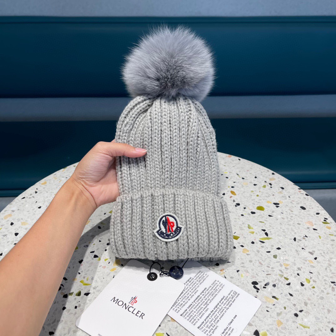 MONCLER蒙口🎩百分百羊毛针织毛线帽，狐狸毛球可拆卸，可隨意搭配，好品质高端大气，超柔软！超火爆💖质