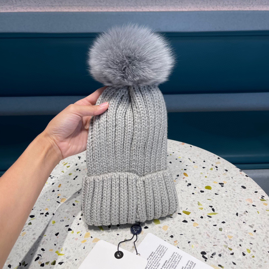 MONCLER蒙口🎩百分百羊毛针织毛线帽，狐狸毛球可拆卸，可隨意搭配，好品质高端大气，超柔软！超火爆💖质