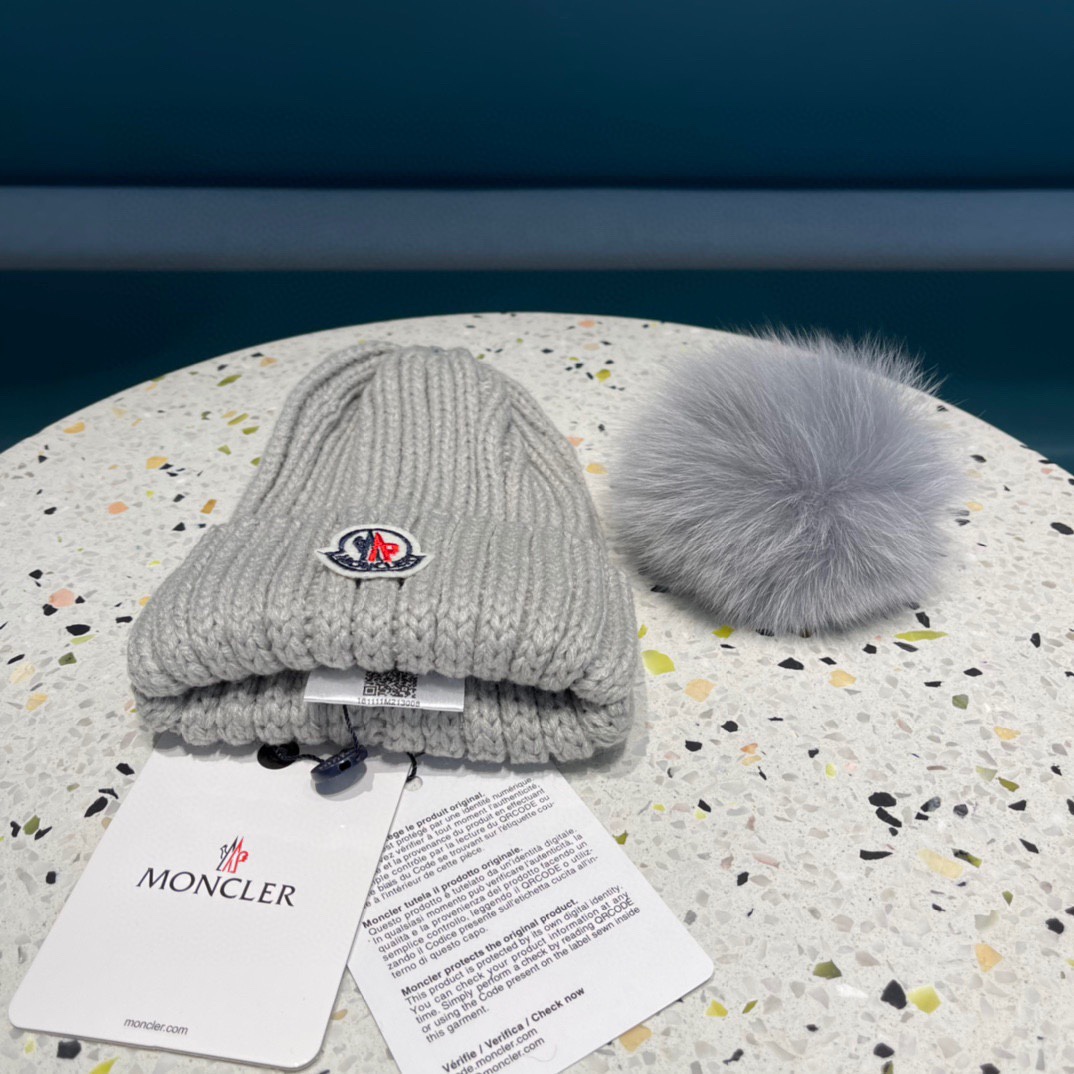 MONCLER蒙口🎩百分百羊毛针织毛线帽，狐狸毛球可拆卸，可隨意搭配，好品质高端大气，超柔软！超火爆💖质