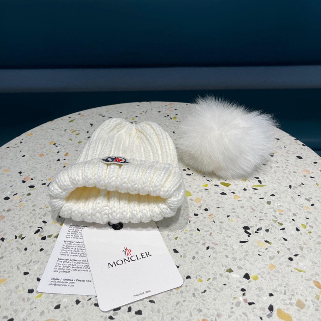 MONCLER蒙口🎩百分百羊毛针织毛线帽，狐狸毛球可拆卸，可隨意搭配，好品质高端大气，超柔软！超火爆💖质