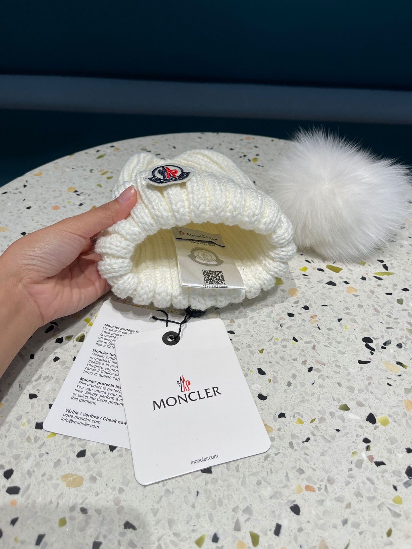 MONCLER蒙口🎩百分百羊毛针织毛线帽，狐狸毛球可拆卸，可隨意搭配，好品质高端大气，超柔软！超火爆💖质