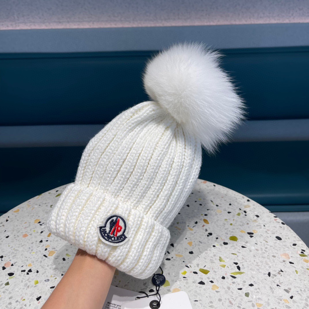 MONCLER蒙口🎩百分百羊毛针织毛线帽，狐狸毛球可拆卸，可隨意搭配，好品质高端大气，超柔软！超火爆💖质