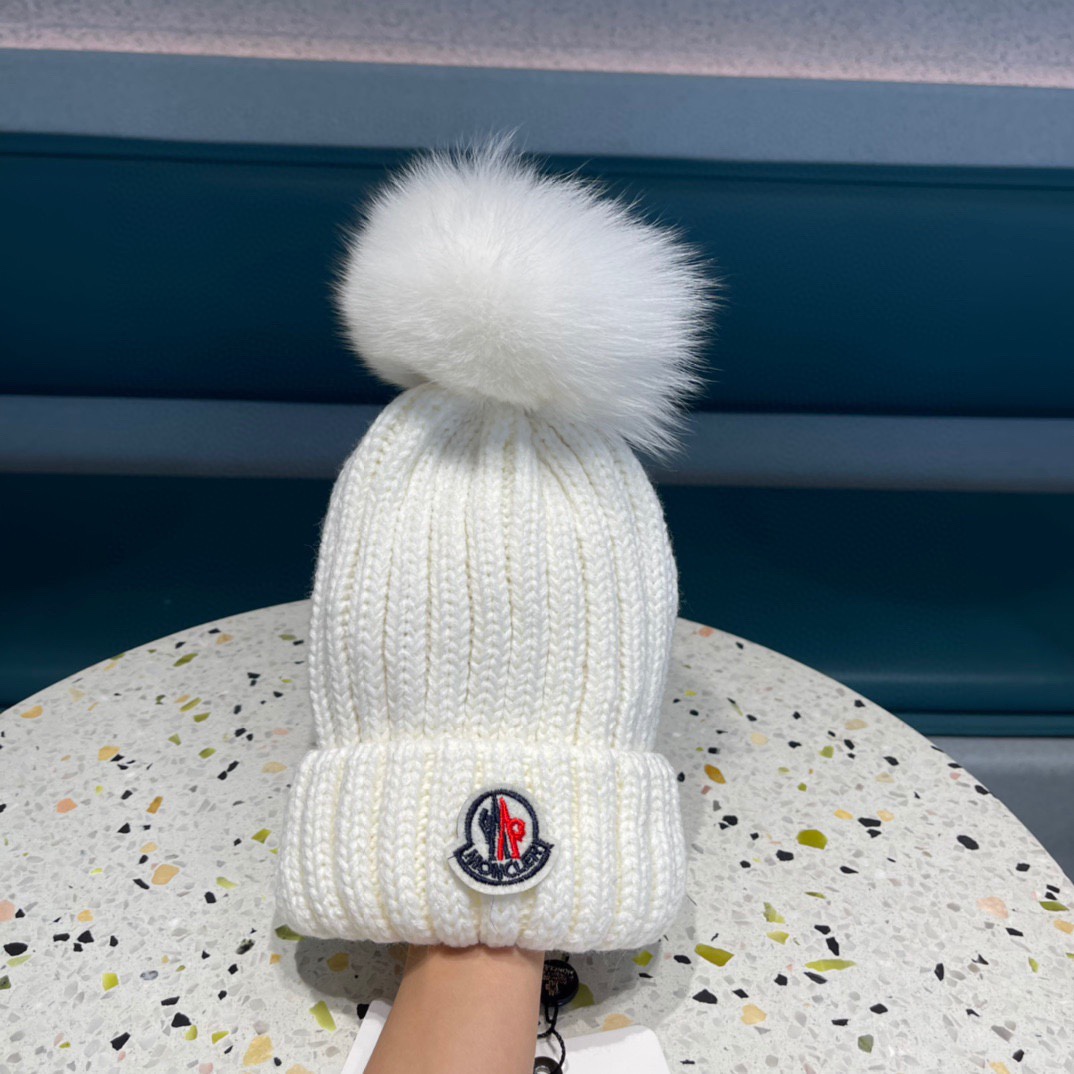MONCLER蒙口🎩百分百羊毛针织毛线帽，狐狸毛球可拆卸，可隨意搭配，好品质高端大气，超柔软！超火爆💖质