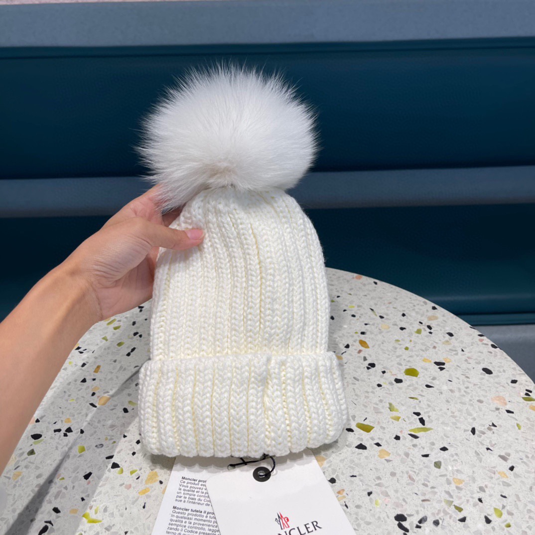 MONCLER蒙口🎩百分百羊毛针织毛线帽，狐狸毛球可拆卸，可隨意搭配，好品质高端大气，超柔软！超火爆💖质