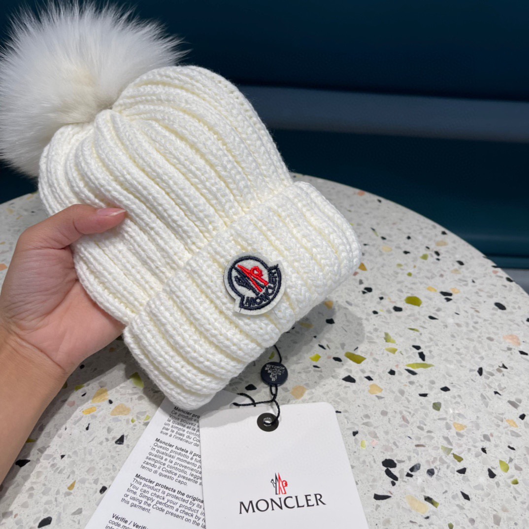 MONCLER蒙口🎩百分百羊毛针织毛线帽，狐狸毛球可拆卸，可隨意搭配，好品质高端大气，超柔软！超火爆💖质