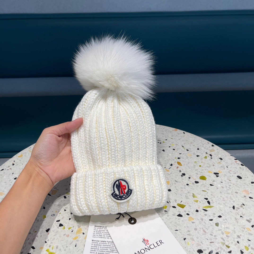 MONCLER蒙口🎩百分百羊毛针织毛线帽，狐狸毛球可拆卸，可隨意搭配，好品质高端大气，超柔软！超火爆💖质