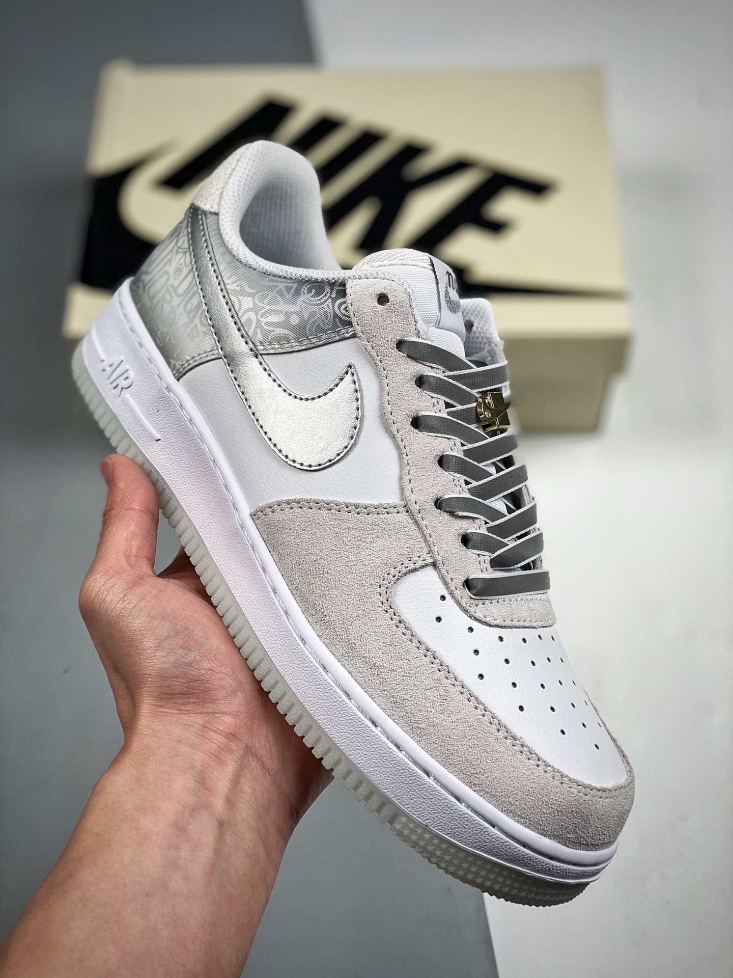 Nike Air Force 1 “Space Silver”太空银 金扣50周年 原楦头原纸板 打造纯正空军版型 专注外贸渠道 全掌内置蜂窝气垫 #原盒配件 原厂中底钢印、拉帮完美 官方货号：DA8302-332 Size：36 36.…