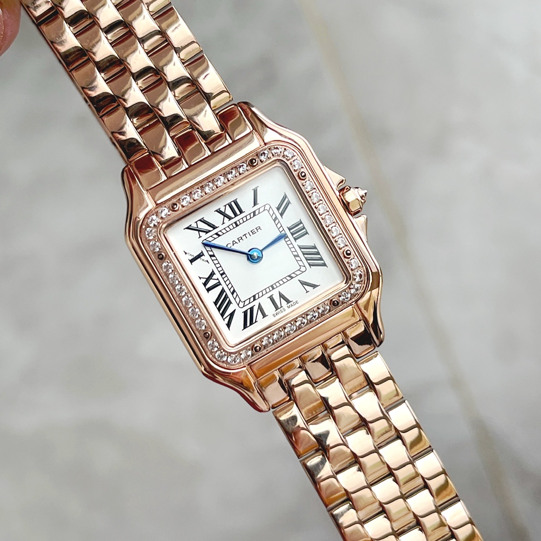 NO:142843,anthère de Cartier #Cartier Cheetah Series Diamond Ring Women's Small and Medium Model, Ronda Switzerland imported quartz movement. 316L stainless steel case, small size (22mm wide, 30mm long) medium size (27mm wide, 37mm long) crown inlaid with natural lapis lazuli, (platinum plated version is Moissan spinel crown) silver-plated dial, quenched blue pointer, bezel inlaid with rivet decoration, 316L stainless steel bracelet, sapphire mirror, disassembled chain links consistent with the original design screw rotary type.,, cartier, cartier19860909anthère de Cartier #卡地亚猎豹系列钻圈 女装中小号表款,朗达瑞士进口石英机芯.316L精钢表壳,小号尺寸（宽22mm 长30mm）中号尺寸（宽27mm 长37mm）表冠镶嵌天然青金石,（镀白金版本为莫桑尖晶表冠）镀银表盘,淬火烧蓝指针,表圈镶嵌铆钉装饰,316L精钢表链,蓝宝石镜面,拆卸链节与原版一致设计螺丝旋转式.,,cartier,cartier,Watch