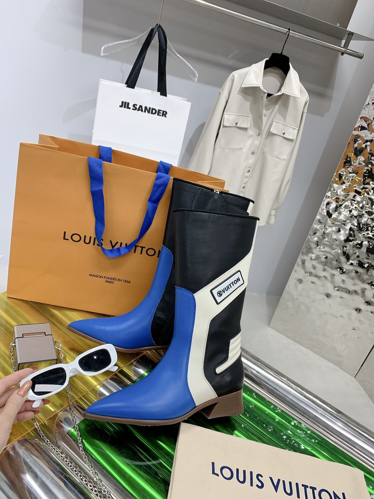 高端品质L.V2022早春走秀尖头皮