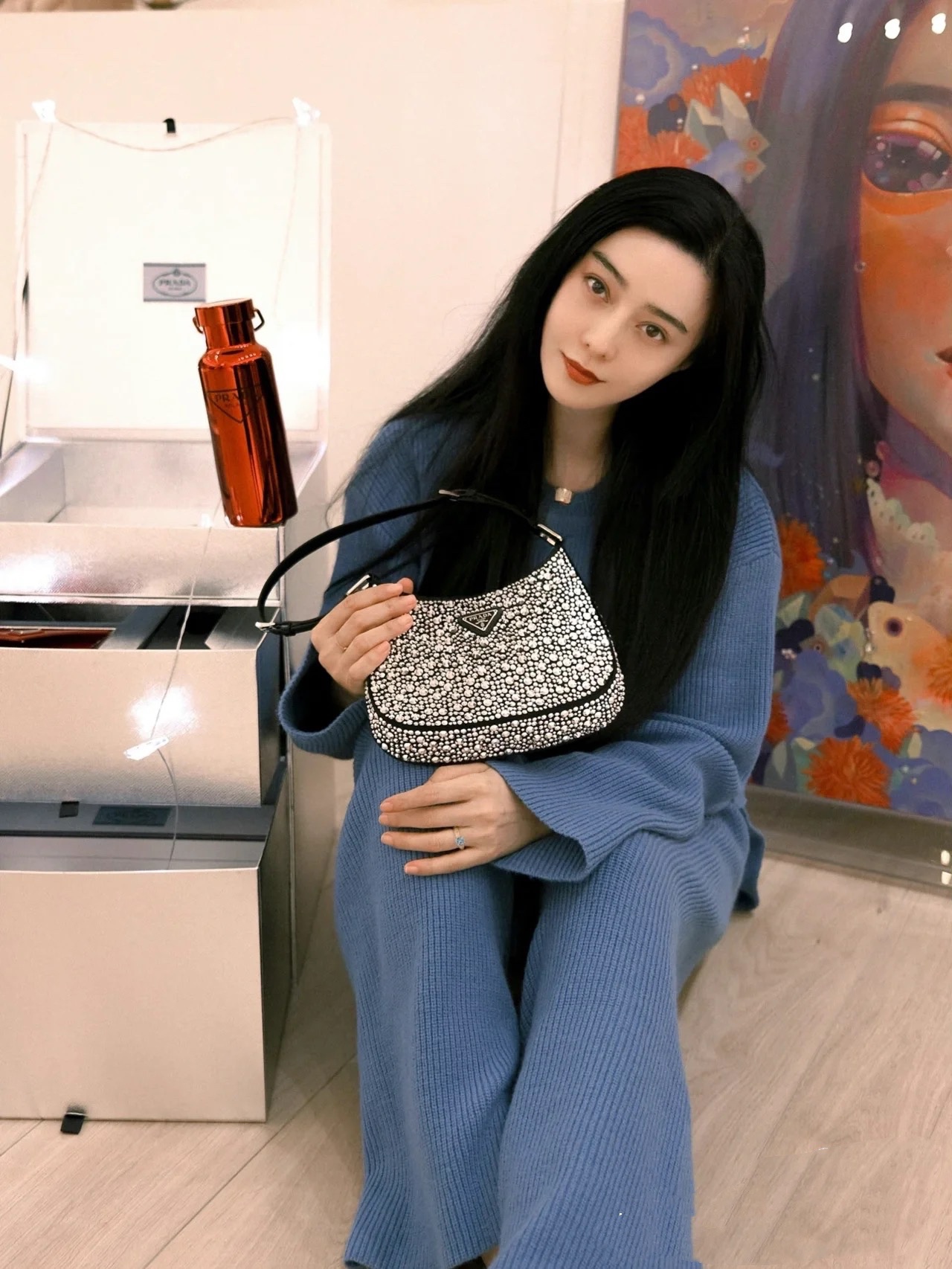 Love it, over 20,000 in the counter. Pradas new fall and winter Cleo diamond-encrusted armpit bag 1BC169. It uses fashionable diamond-encrusted c