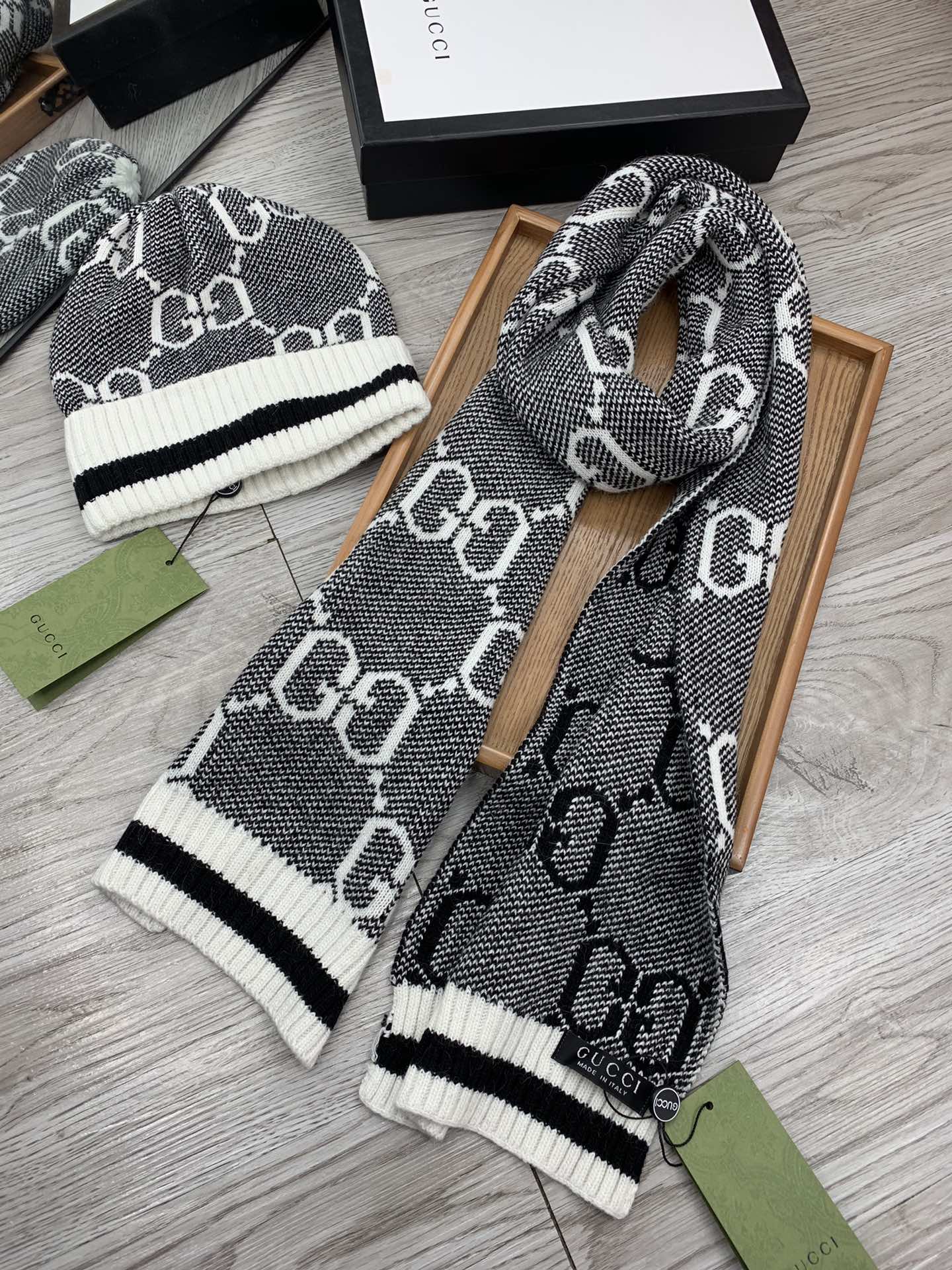 🌹。G家。【羊毛套装帽子】经典套装帽子！帽子➕围巾！材质：70%羊毛➕30%兔毛。暖暖哒超级舒服～冬日小姐姐减龄神器哦～