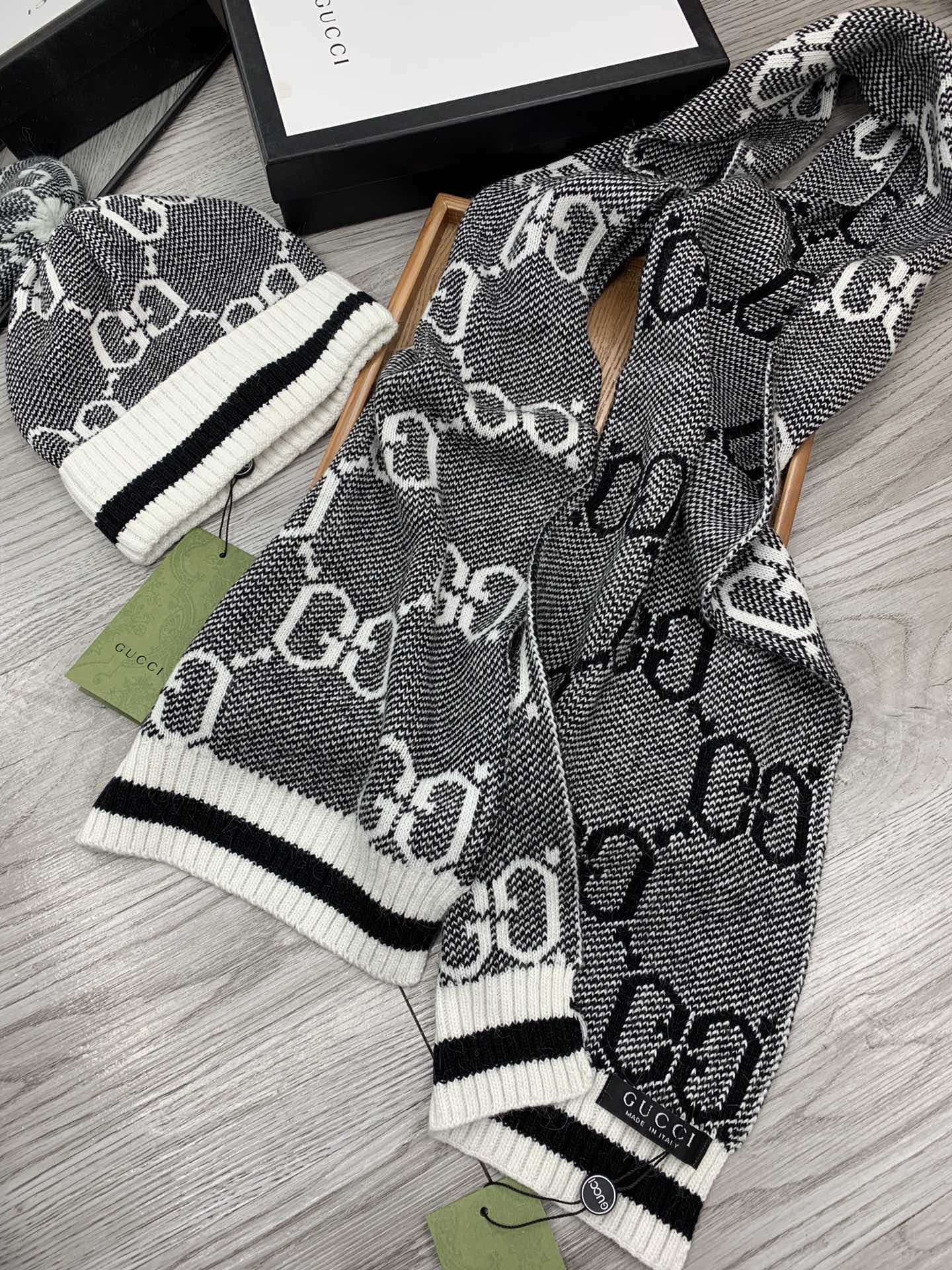 🌹。G家。【羊毛套装帽子】经典套装帽子！帽子➕围巾！材质：70%羊毛➕30%兔毛。暖暖哒超级舒服～冬日小姐姐减龄神器哦～
