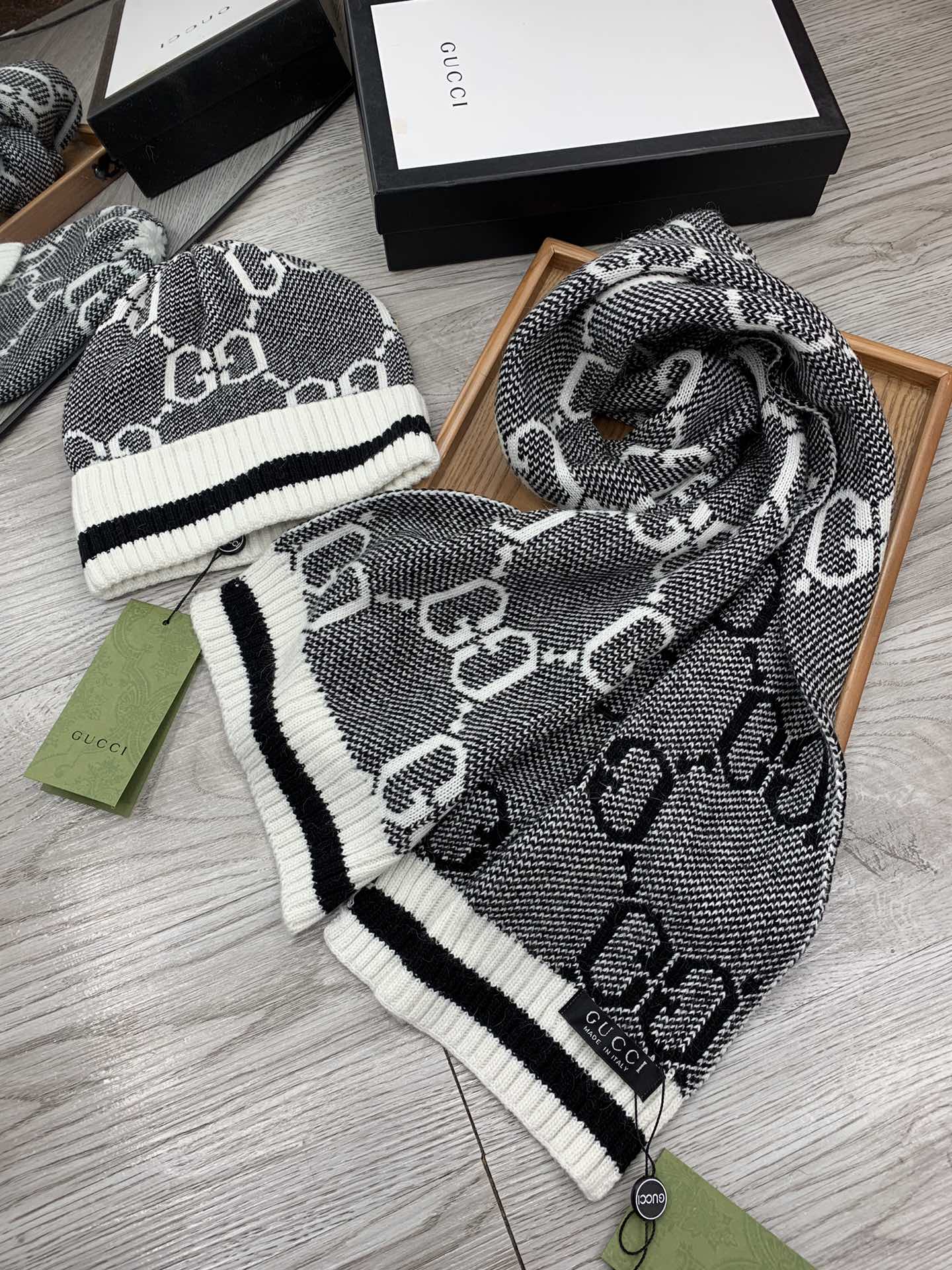 🌹。G家。【羊毛套装帽子】经典套装帽子！帽子➕围巾！材质：70%羊毛➕30%兔毛。暖暖哒超级舒服～冬日小姐姐减龄神器哦～