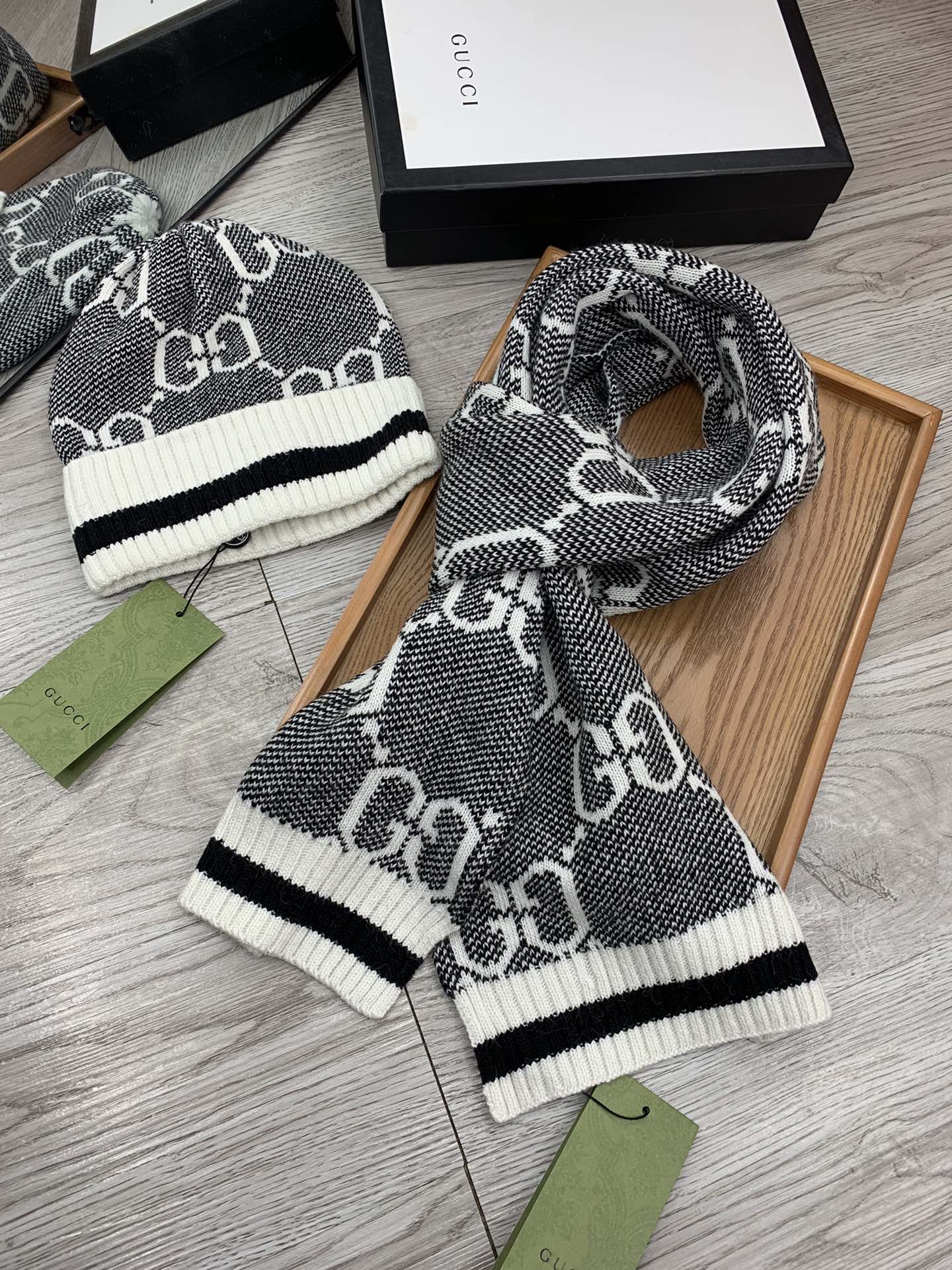 🌹。G家。【羊毛套装帽子】经典套装帽子！帽子➕围巾！材质：70%羊毛➕30%兔毛。暖暖哒超级舒服～冬日小姐姐减龄神器哦～