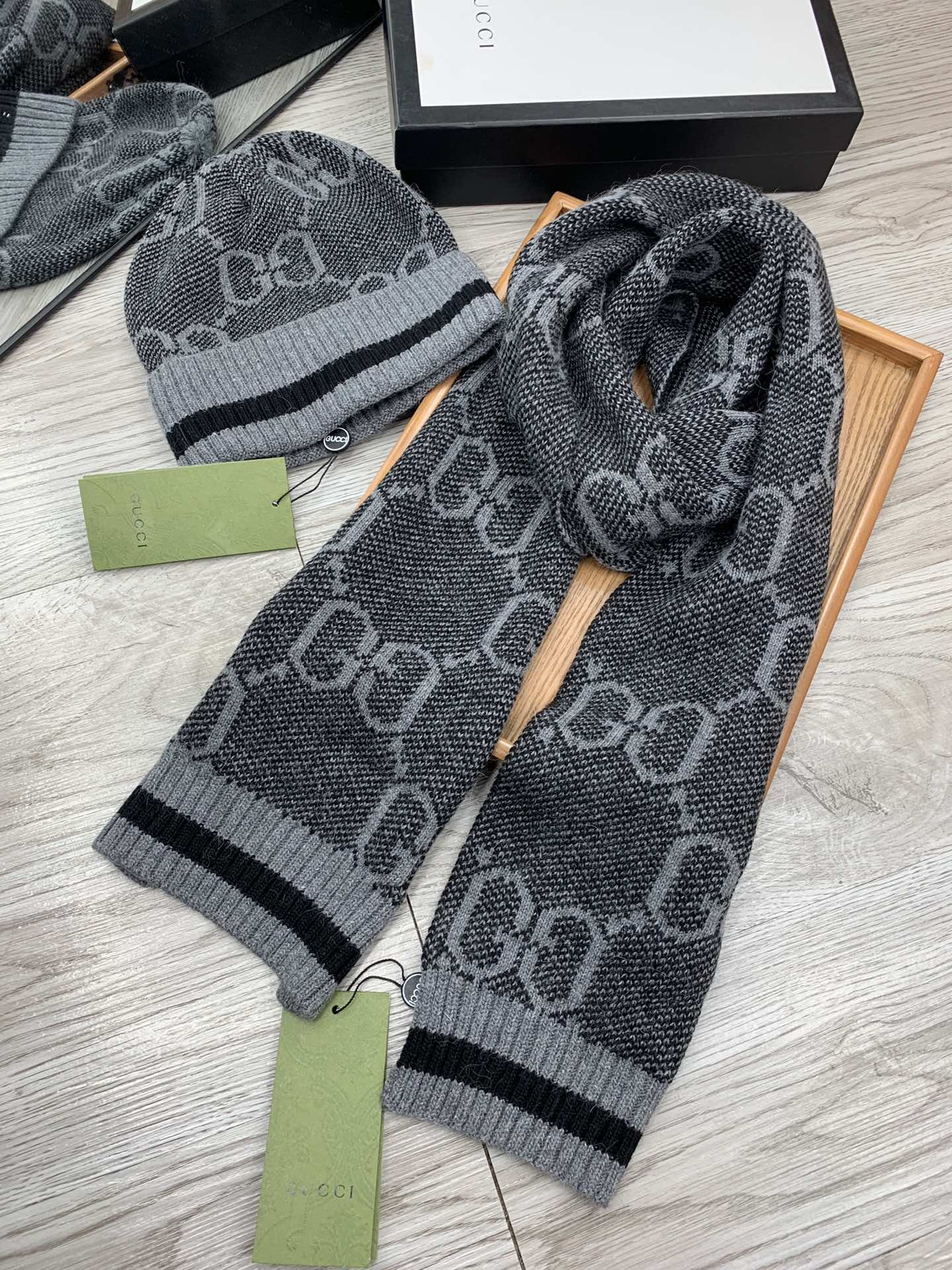 🌹。G家。【羊毛套装帽子】经典套装帽子！帽子➕围巾！材质：70%羊毛➕30%兔毛。暖暖哒超级舒服～冬日小姐姐减龄神器哦～